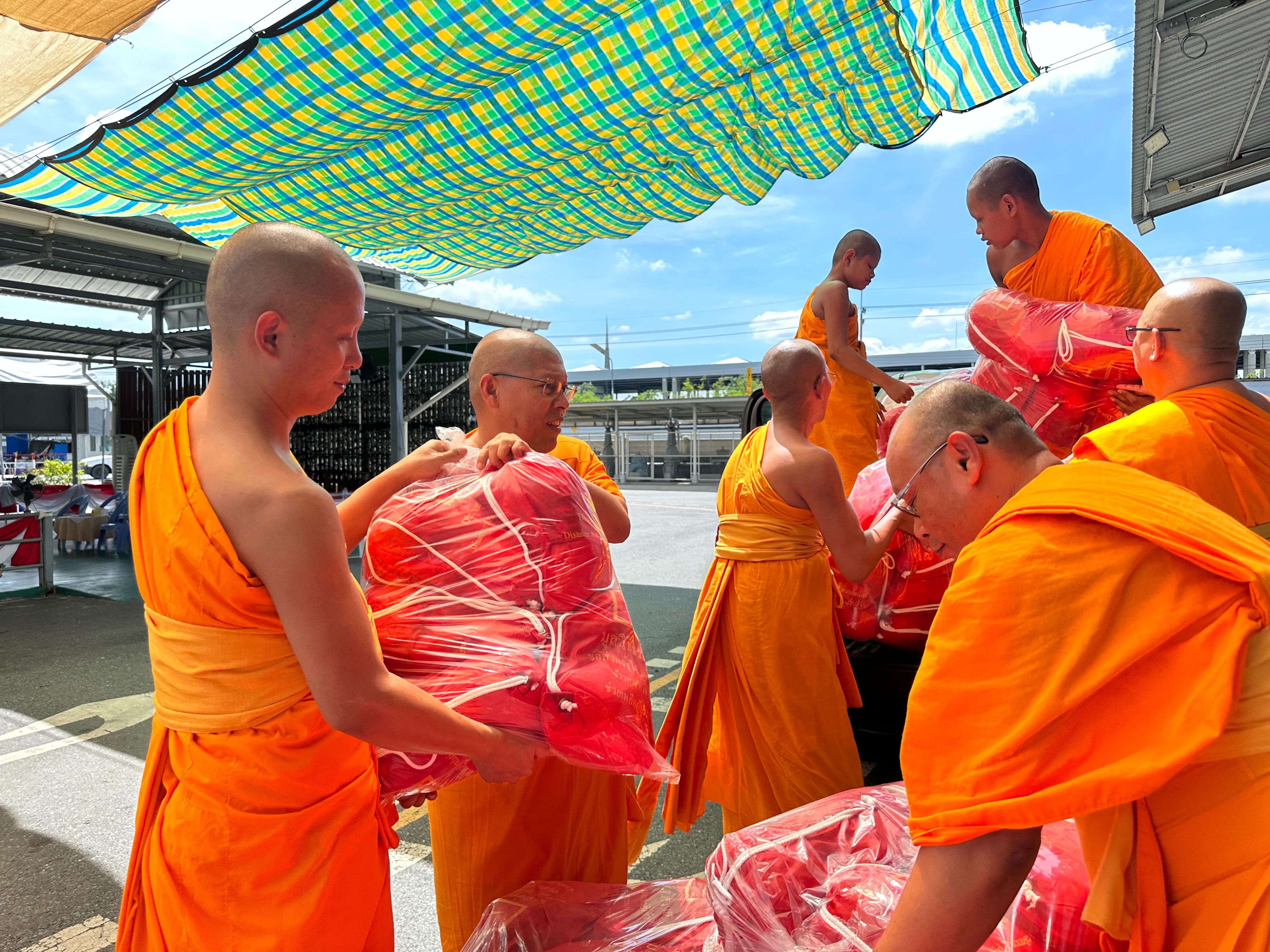 วัดพระธรรมกาย มูลนิธิธรรมกาย มอบถุงยังชีพแก่ผู้ประสบอุทกภัย จ.ขอนแก่น
