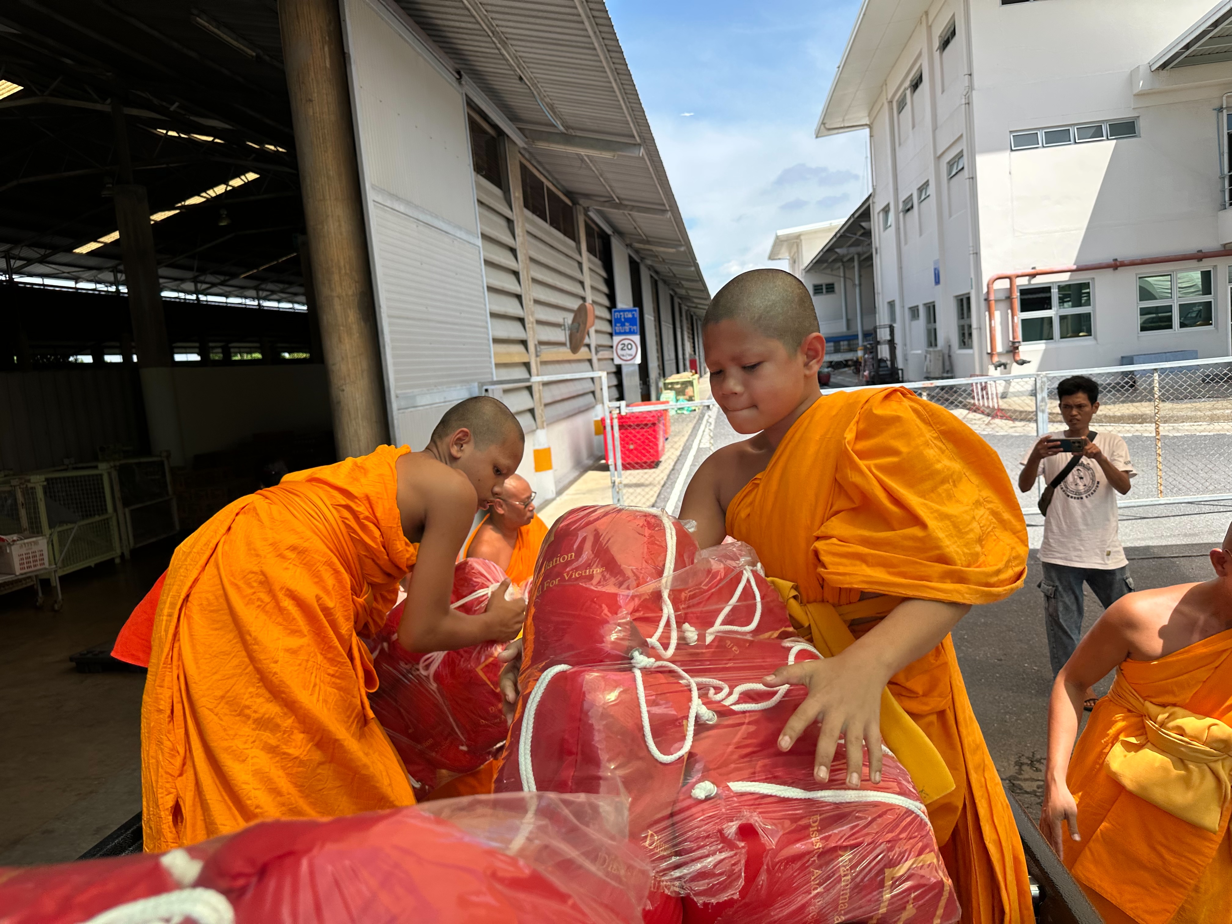 วัดพระธรรมกาย มูลนิธิธรรมกาย มอบถุงยังชีพแก่ผู้ประสบอุทกภัย จ.ขอนแก่น