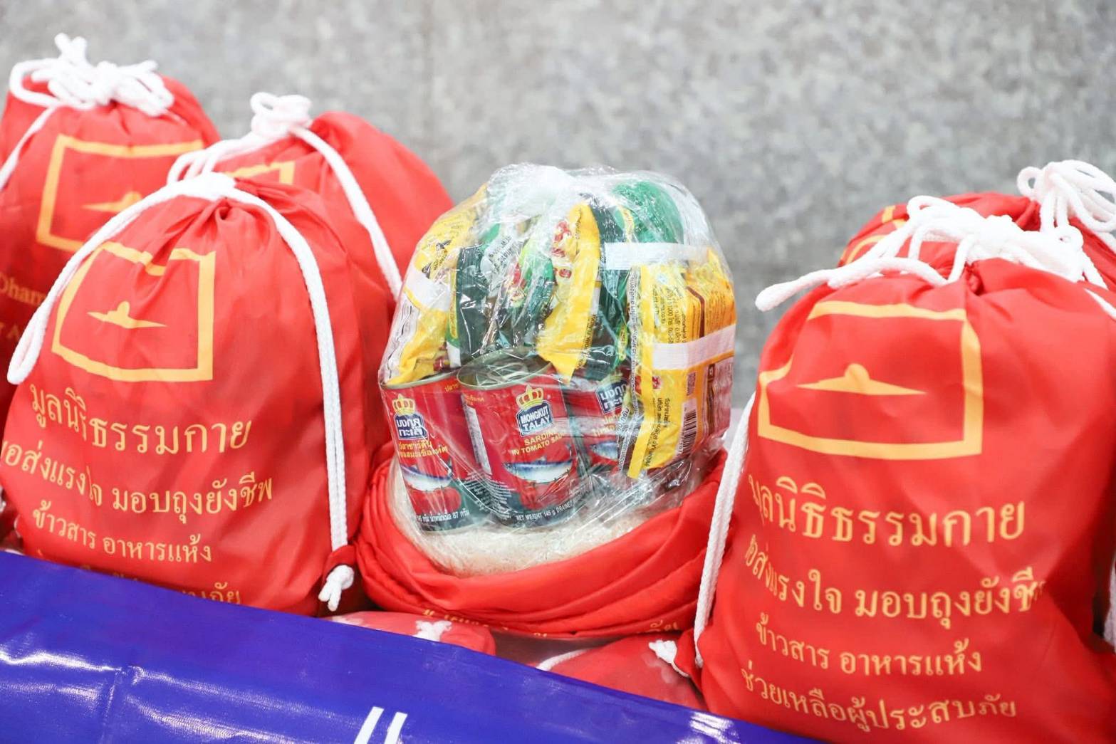  ผู้ว่าฯ ปทุมธานี รับมอบถุงยังชีพจากวัดพระธรรมกาย ช่วยเหลือผู้ประสบอุทกภัยในพื้นที่จังหวัดปทุมธานี