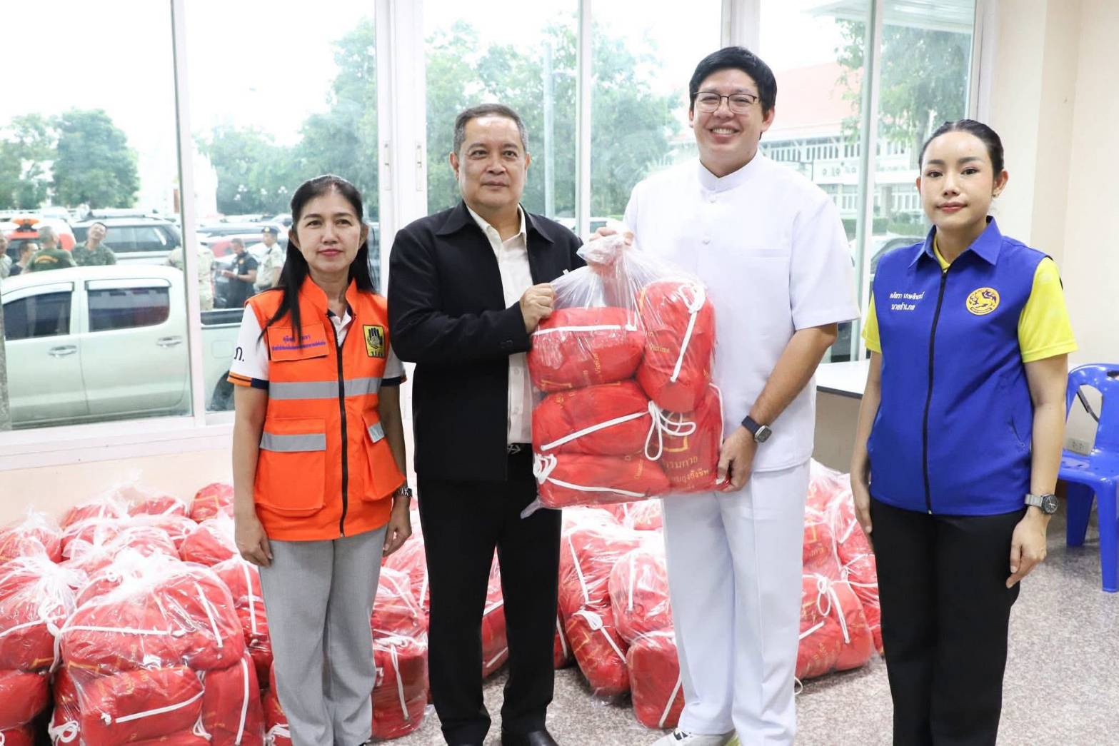  ผู้ว่าฯ ปทุมธานี รับมอบถุงยังชีพจากวัดพระธรรมกาย ช่วยเหลือผู้ประสบอุทกภัยในพื้นที่จังหวัดปทุมธานี