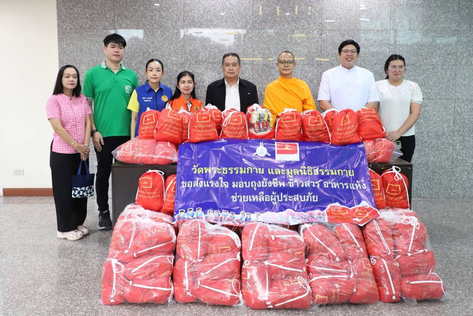  ผู้ว่าฯ ปทุมธานี รับมอบถุงยังชีพจากวัดพระธรรมกาย ช่วยเหลือผู้ประสบอุทกภัยในพื้นที่จังหวัดปทุมธานี