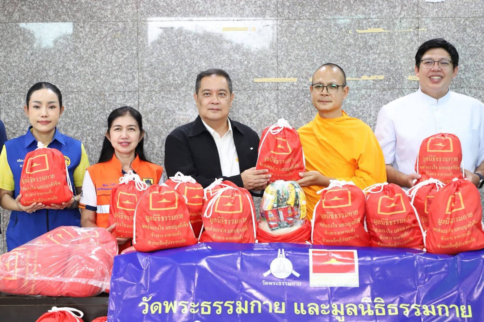  ผู้ว่าฯ ปทุมธานี รับมอบถุงยังชีพจากวัดพระธรรมกาย ช่วยเหลือผู้ประสบอุทกภัยในพื้นที่จังหวัดปทุมธานี