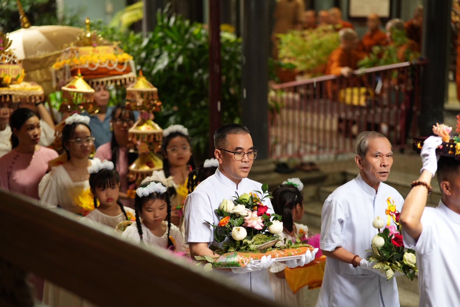 ผู้แทนวัดพระธรรมกาย ถวายปัจจัยสมทบกฐินแด่กรรมการบริหารพุทธสมาคมนครเว้