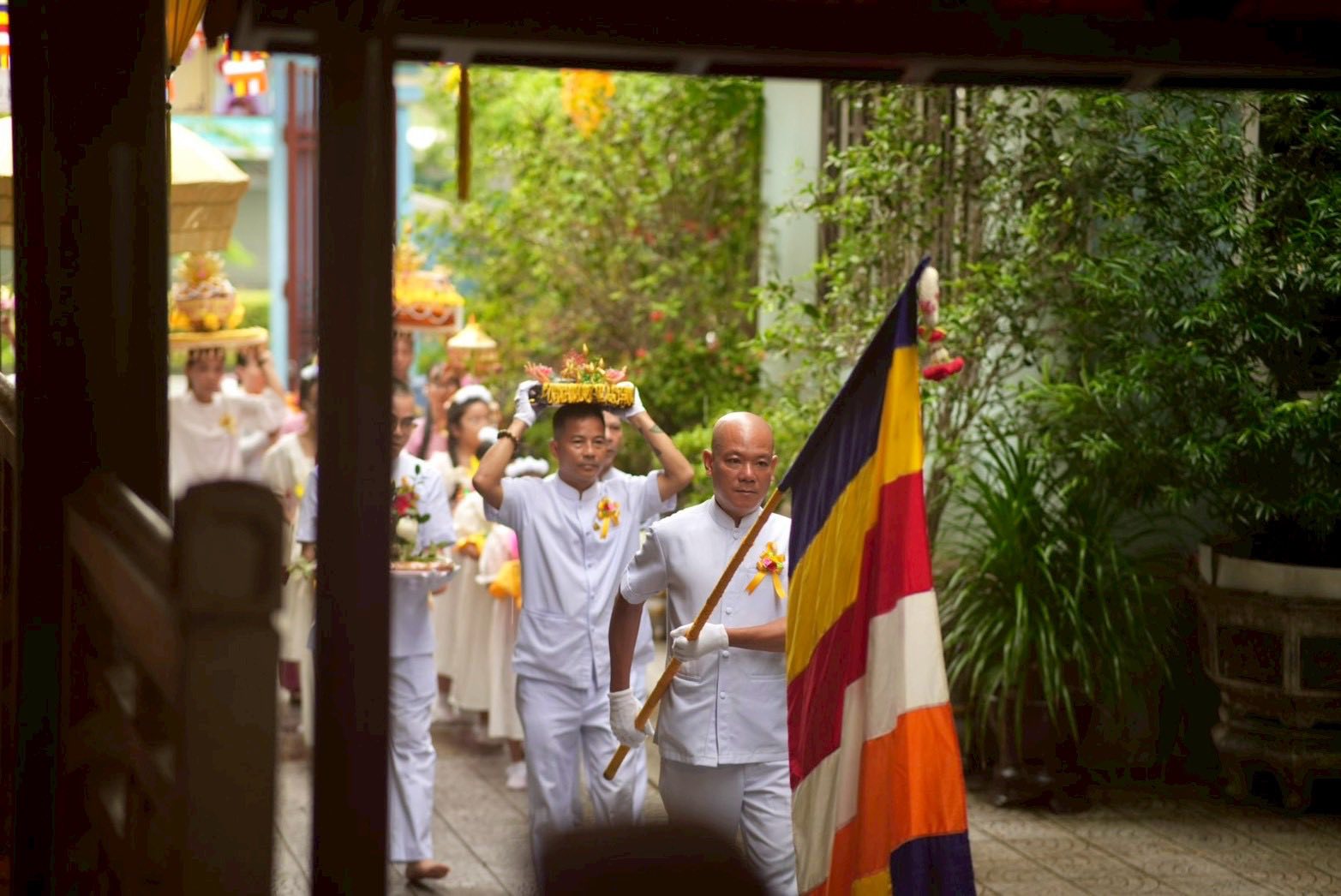ผู้แทนวัดพระธรรมกาย ถวายปัจจัยสมทบกฐินแด่กรรมการบริหารพุทธสมาคมนครเว้
