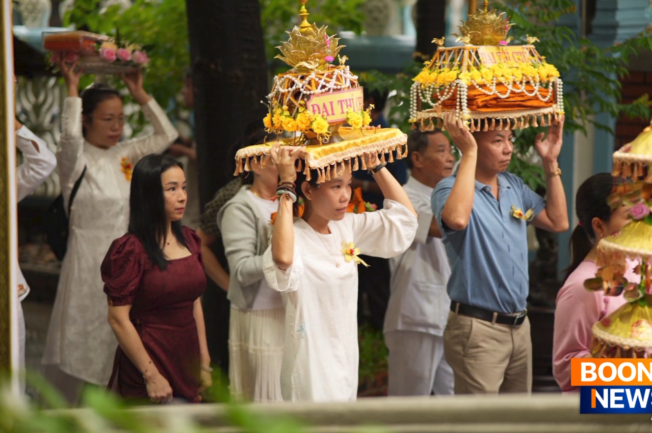 ผู้แทนวัดพระธรรมกาย ถวายปัจจัยสมทบกฐินแด่กรรมการบริหารพุทธสมาคมนครเว้