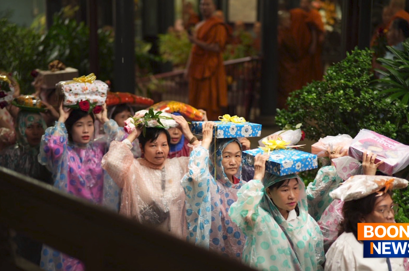 ผู้แทนวัดพระธรรมกาย ถวายปัจจัยสมทบกฐินแด่กรรมการบริหารพุทธสมาคมนครเว้