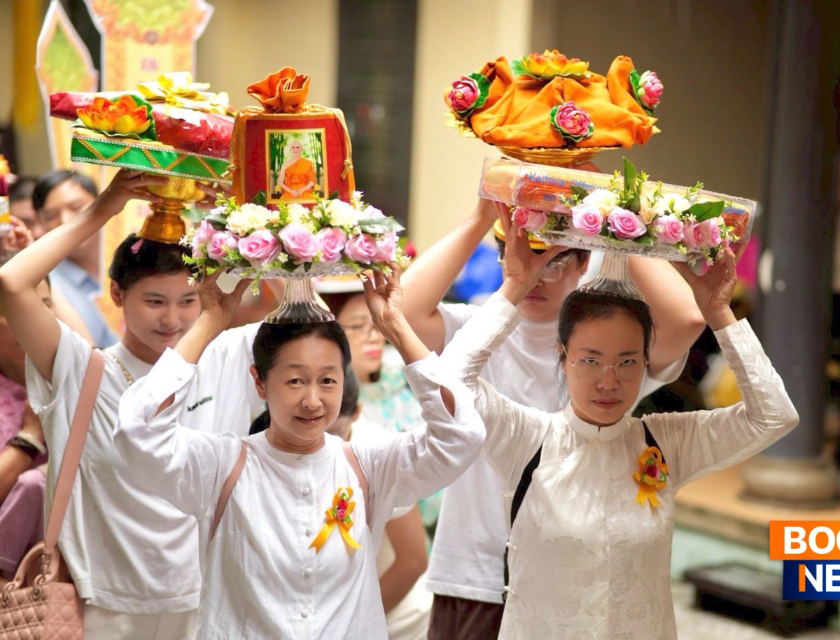 ผู้แทนวัดพระธรรมกาย ถวายปัจจัยสมทบกฐินแด่กรรมการบริหารพุทธสมาคมนครเว้