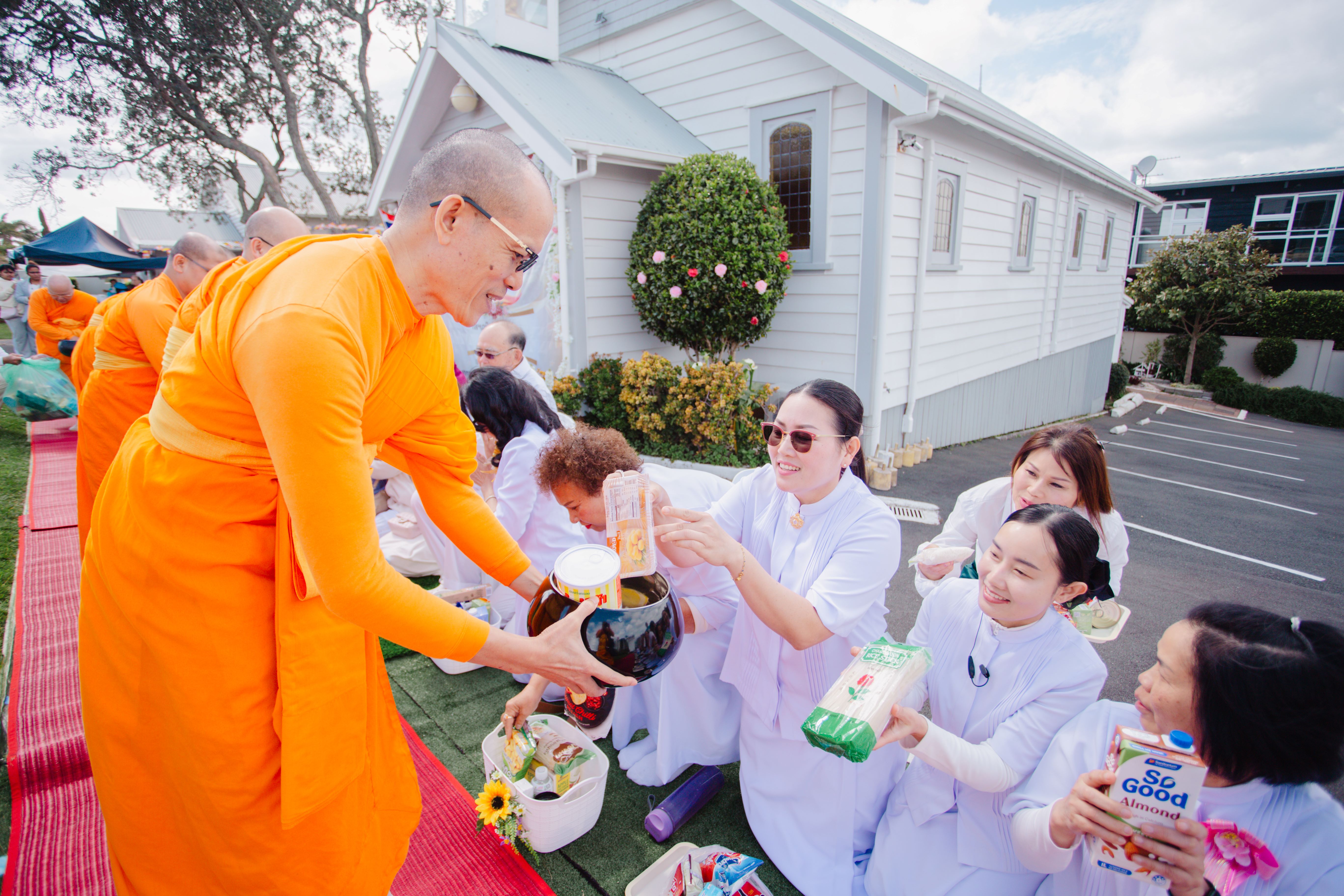 วัดพระธรรมกายโอ๊คแลนด์ จัดงานบุญพิธีทอดกฐินธรรมชัยสร้างทุกสิ่ง