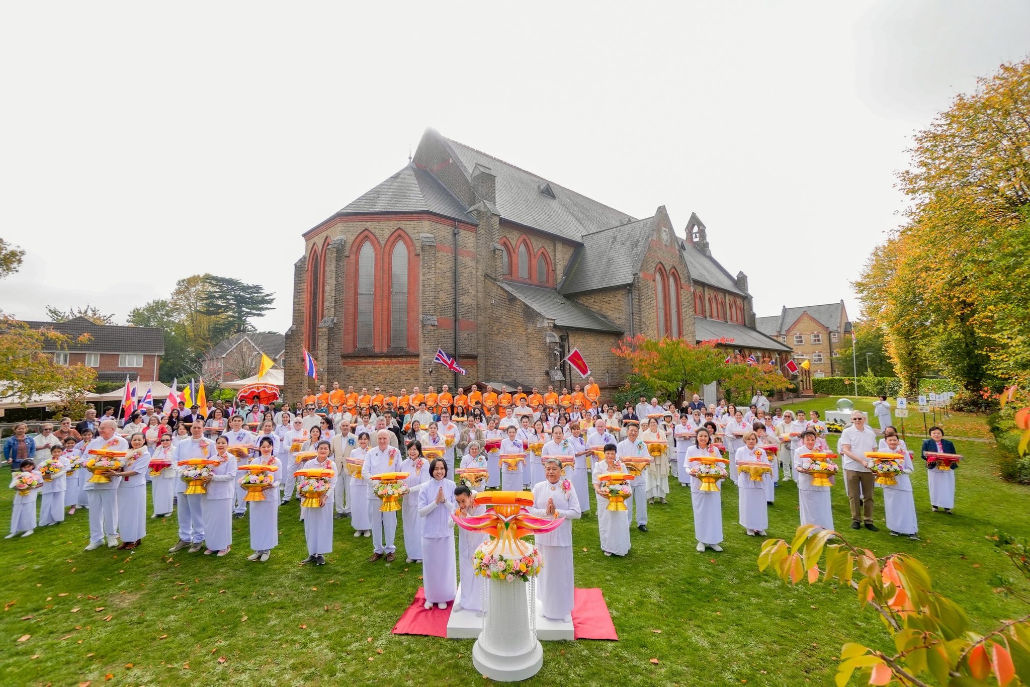 วัดพระธรรมกายลอนดอน จัดพิธีทอดกฐิน ประจำปี 2568