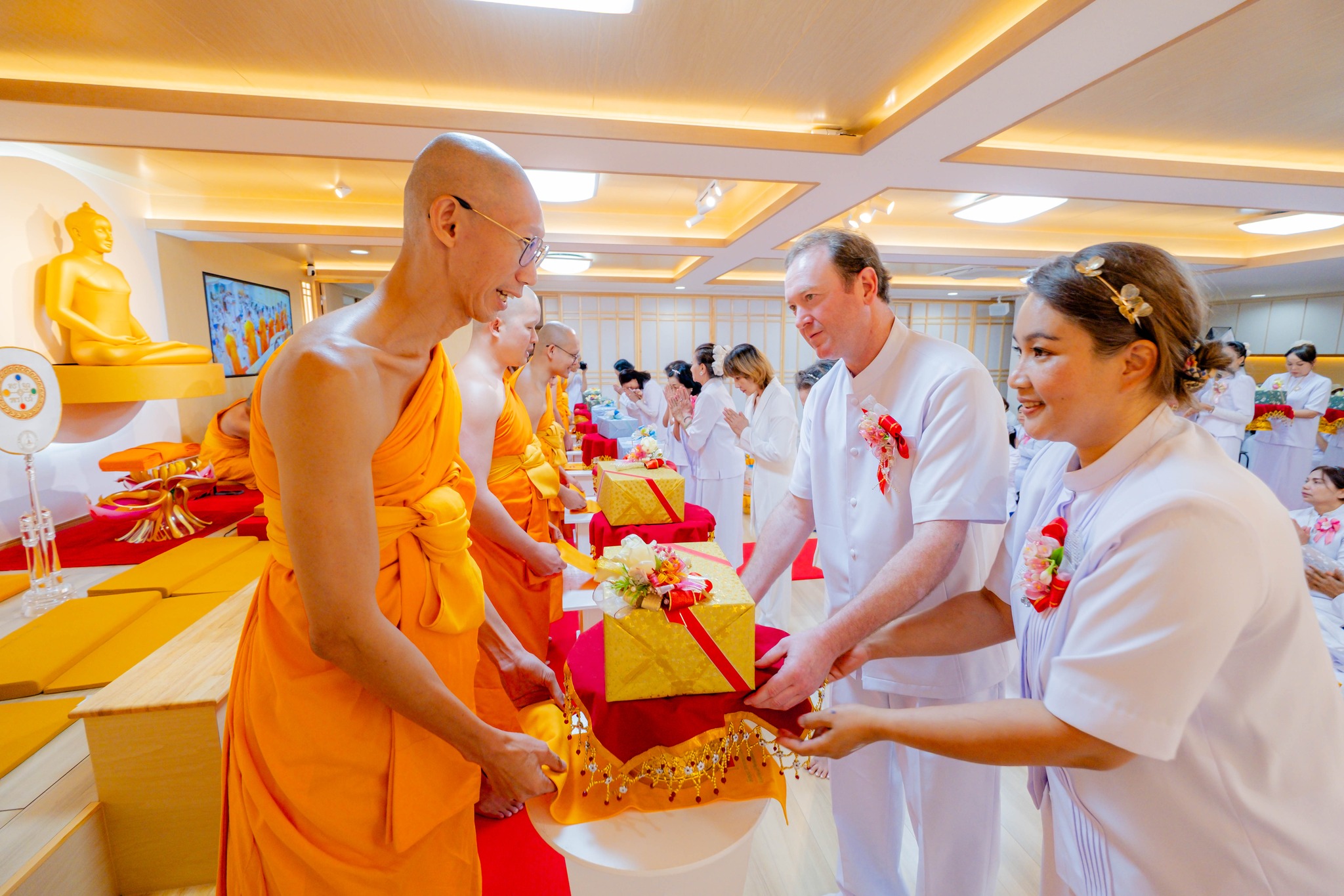 วัดพระธรรมกายโอซาก้า จัดพิธีทอดกฐินหนึ่งไม่มีสอง