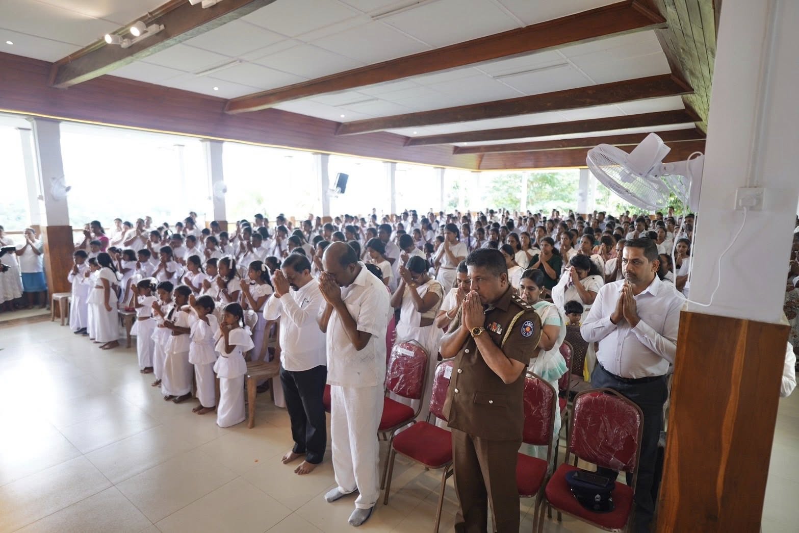 พระสังฆนายก - ผู้แทนวัดพระธรรมกาย มอบรางวัลสอบธรรมะแก่เยาวชน