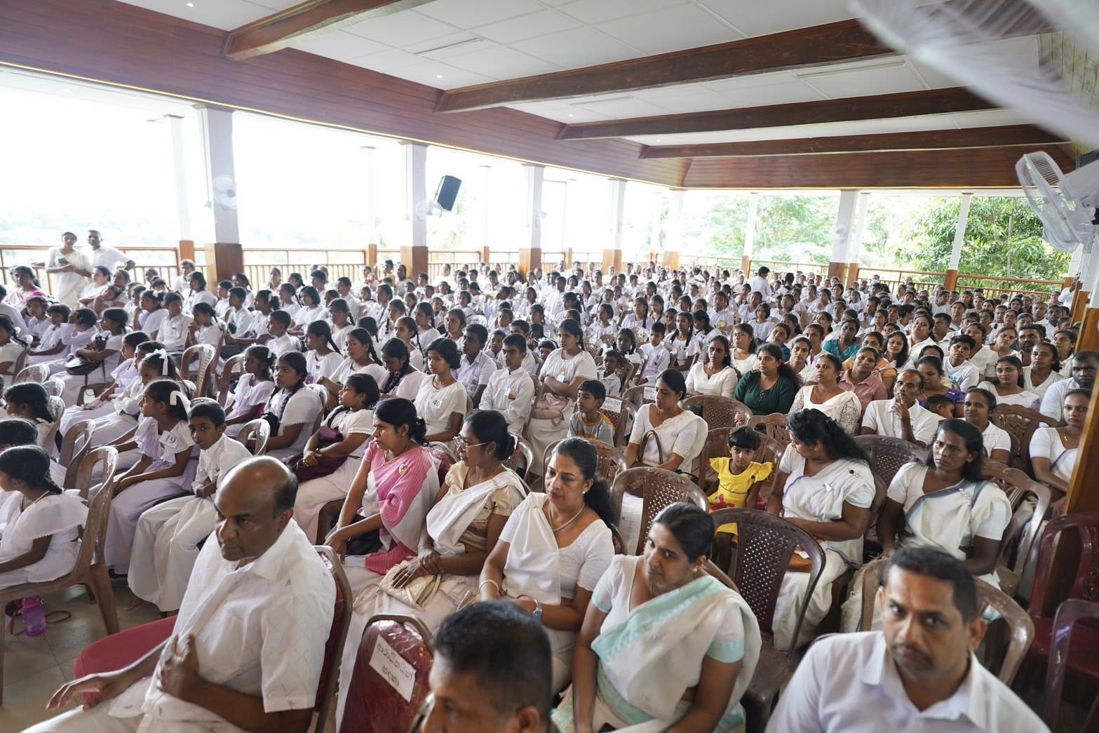 พระสังฆนายก - ผู้แทนวัดพระธรรมกาย มอบรางวัลสอบธรรมะแก่เยาวชน