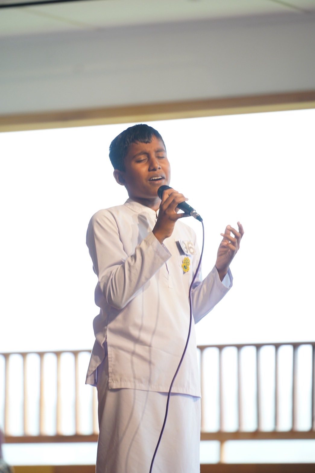 พระสังฆนายก - ผู้แทนวัดพระธรรมกาย มอบรางวัลสอบธรรมะแก่เยาวชน