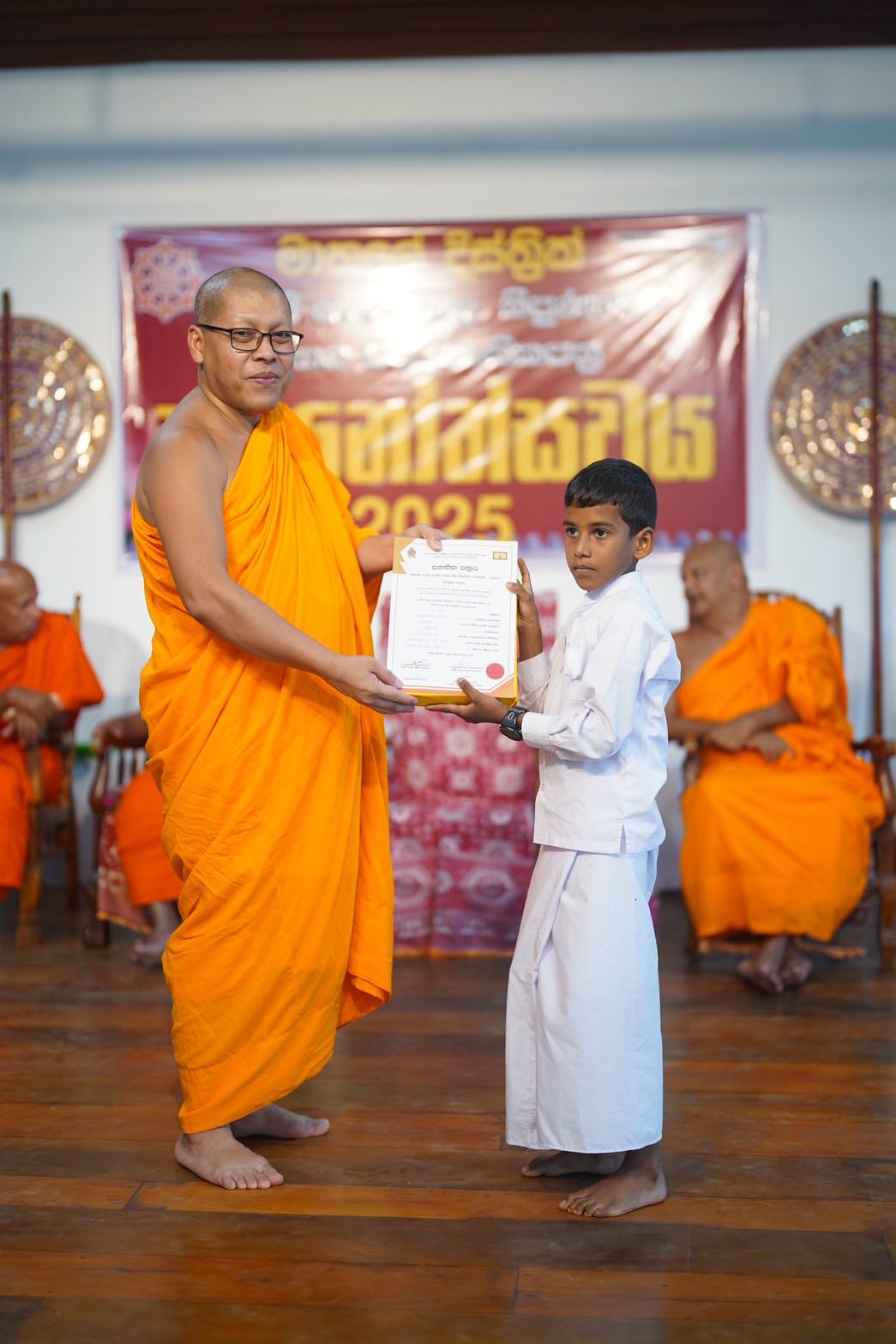 พระสังฆนายก - ผู้แทนวัดพระธรรมกาย มอบรางวัลสอบธรรมะแก่เยาวชน