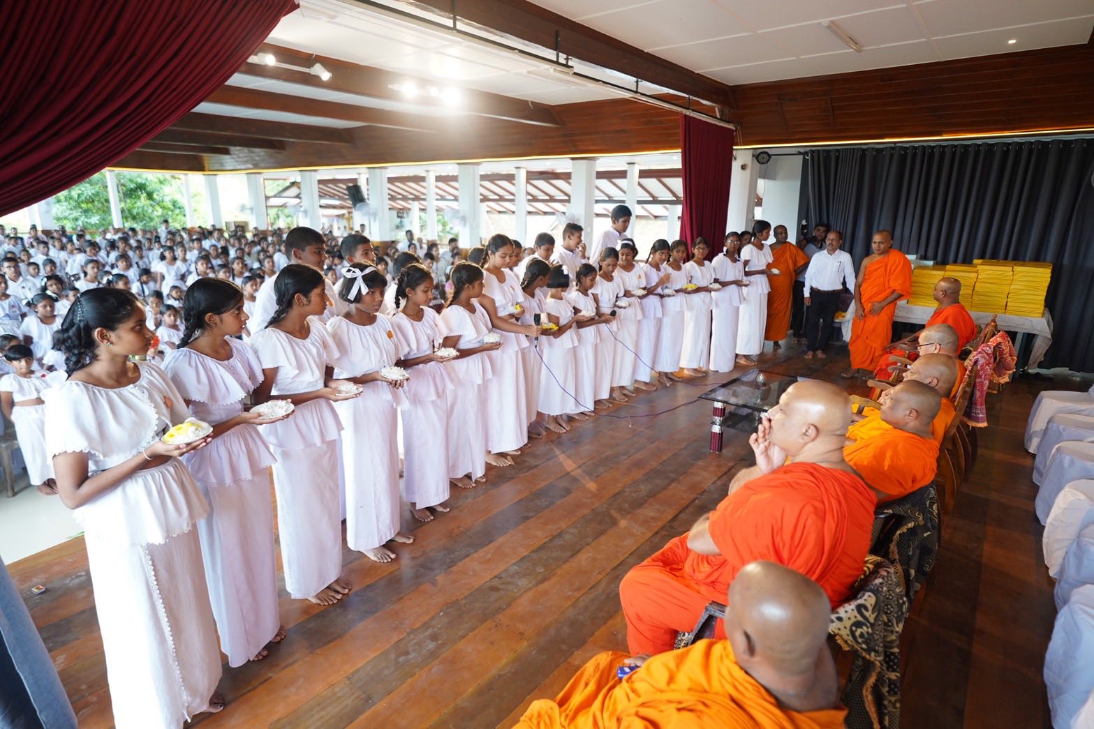 พระสังฆนายก - ผู้แทนวัดพระธรรมกาย มอบรางวัลสอบธรรมะแก่เยาวชน