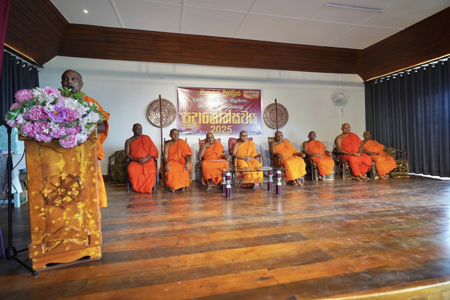 พระสังฆนายก - ผู้แทนวัดพระธรรมกาย มอบรางวัลสอบธรรมะแก่เยาวชน