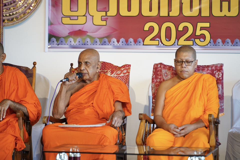 พระสังฆนายก - ผู้แทนวัดพระธรรมกาย มอบรางวัลสอบธรรมะแก่เยาวชน