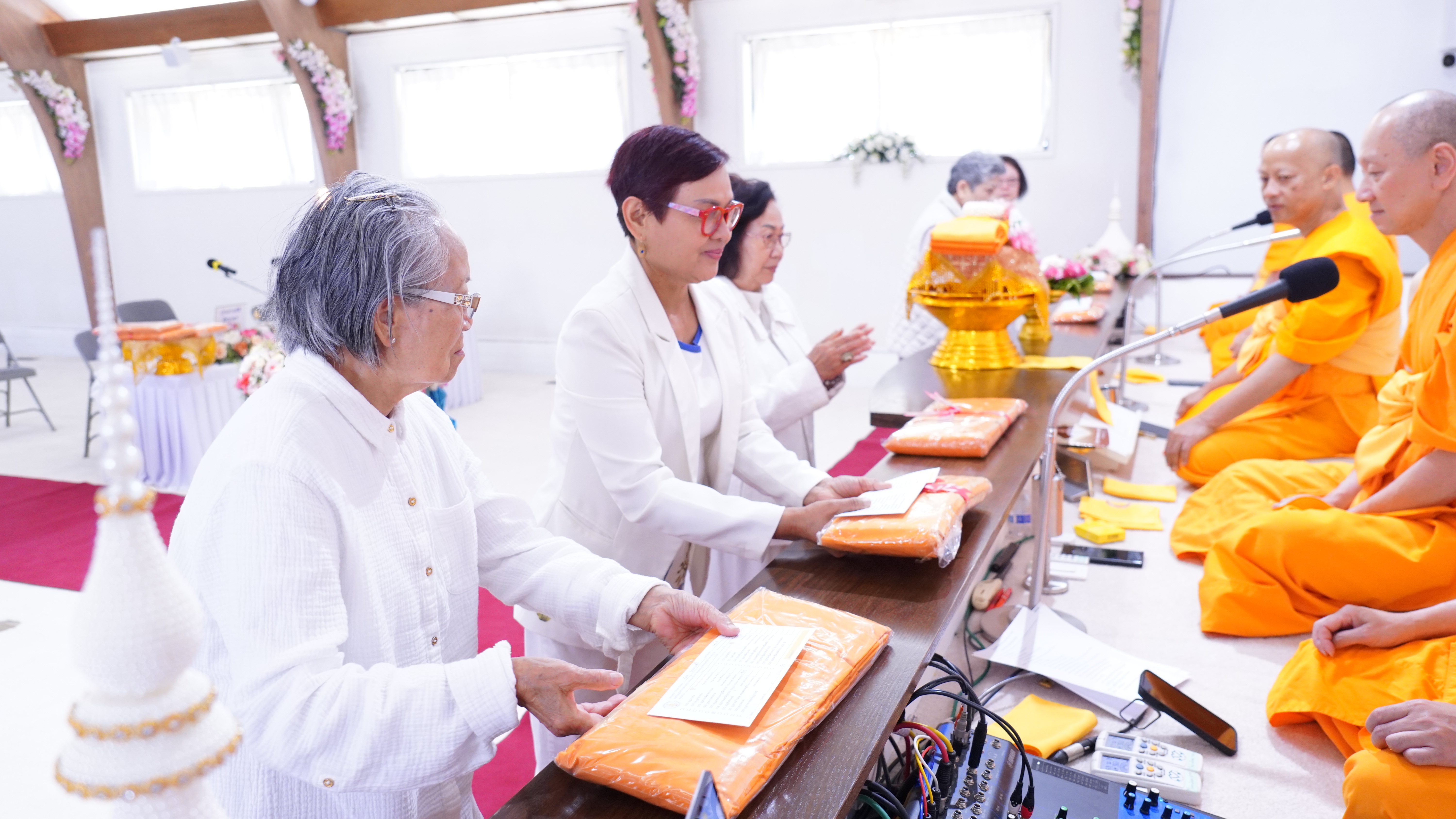 วัดพระธรรมกายซีแอตเติล จัดพิธีทอดผ้าป่าบำรุงวัด