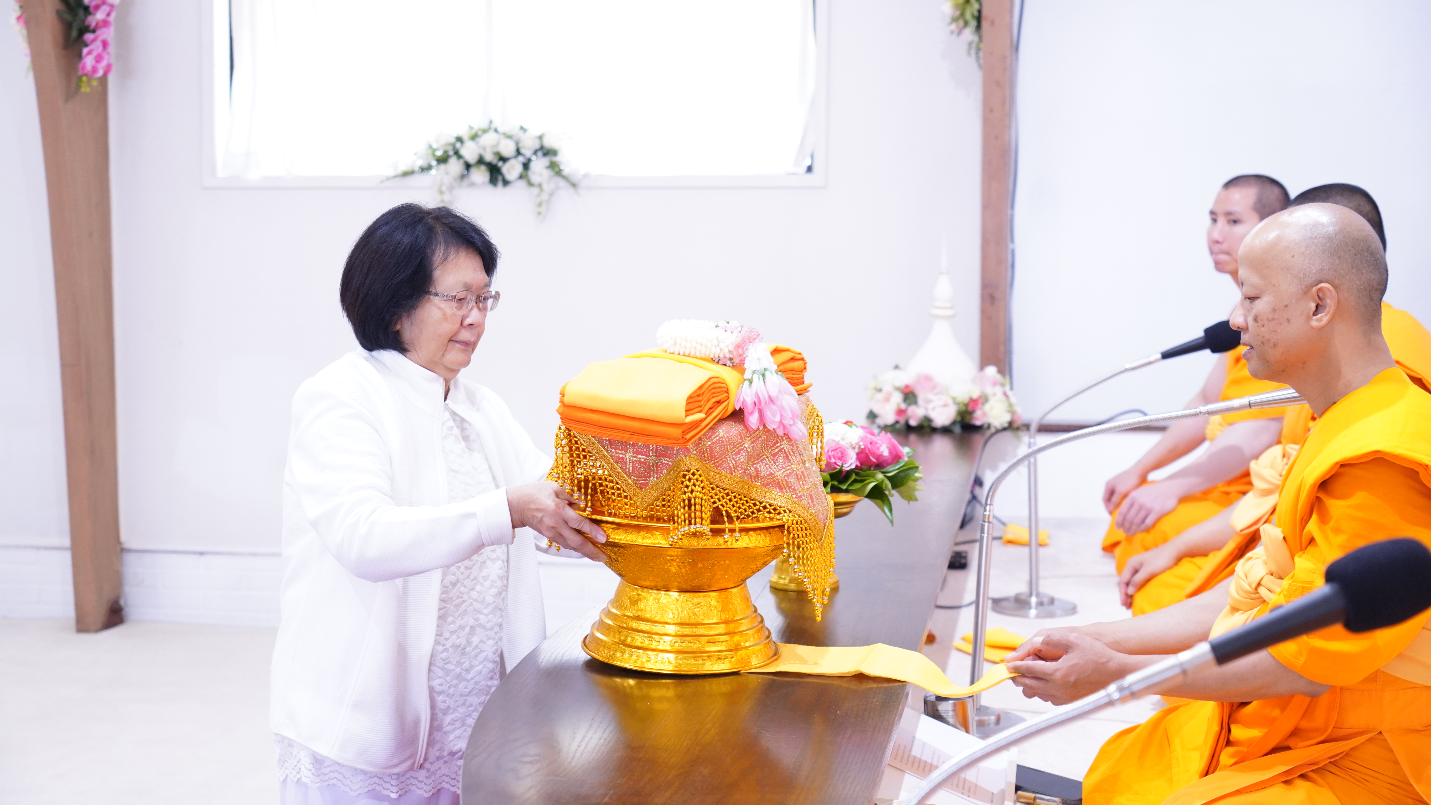 วัดพระธรรมกายซีแอตเติล จัดพิธีทอดผ้าป่าบำรุงวัด