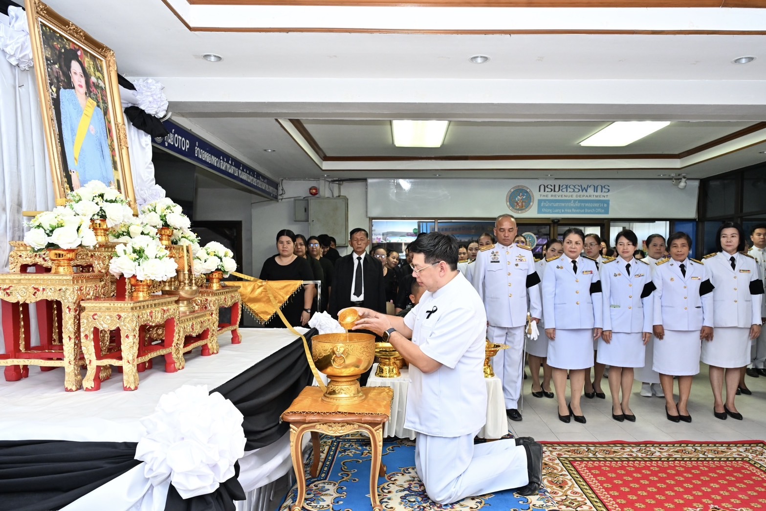 อำเภอคลองหลวง จัดพิธีสรงน้ำพระบรมศพสมเด็จพระนางเจ้าสิริกิติ์ พระบรมราชินีนาถ พระบรมราชชนนีพันปีหลวง
