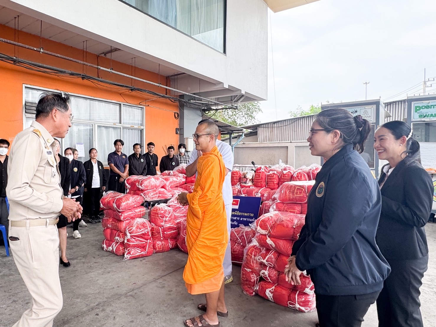 วัดพระธรรมกาย มูลนิธิธรรมกาย มอบถุงยังชีพช่วยเหลือผู้ประสบอุทกภัยและครัวเรือนเปราะบาง จ.ปทุมธานี