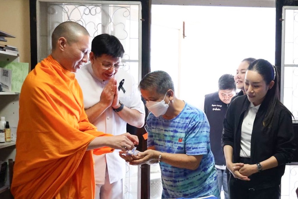 มอบถุงยังชีพช่วยเหลือผู้ประสบความยากลำบากในการดำเนินชีวิต