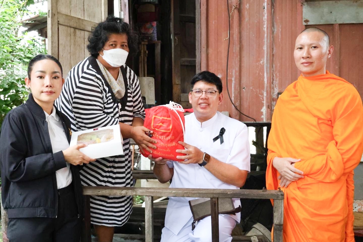 มอบถุงยังชีพช่วยเหลือผู้ประสบความยากลำบากในการดำเนินชีวิต