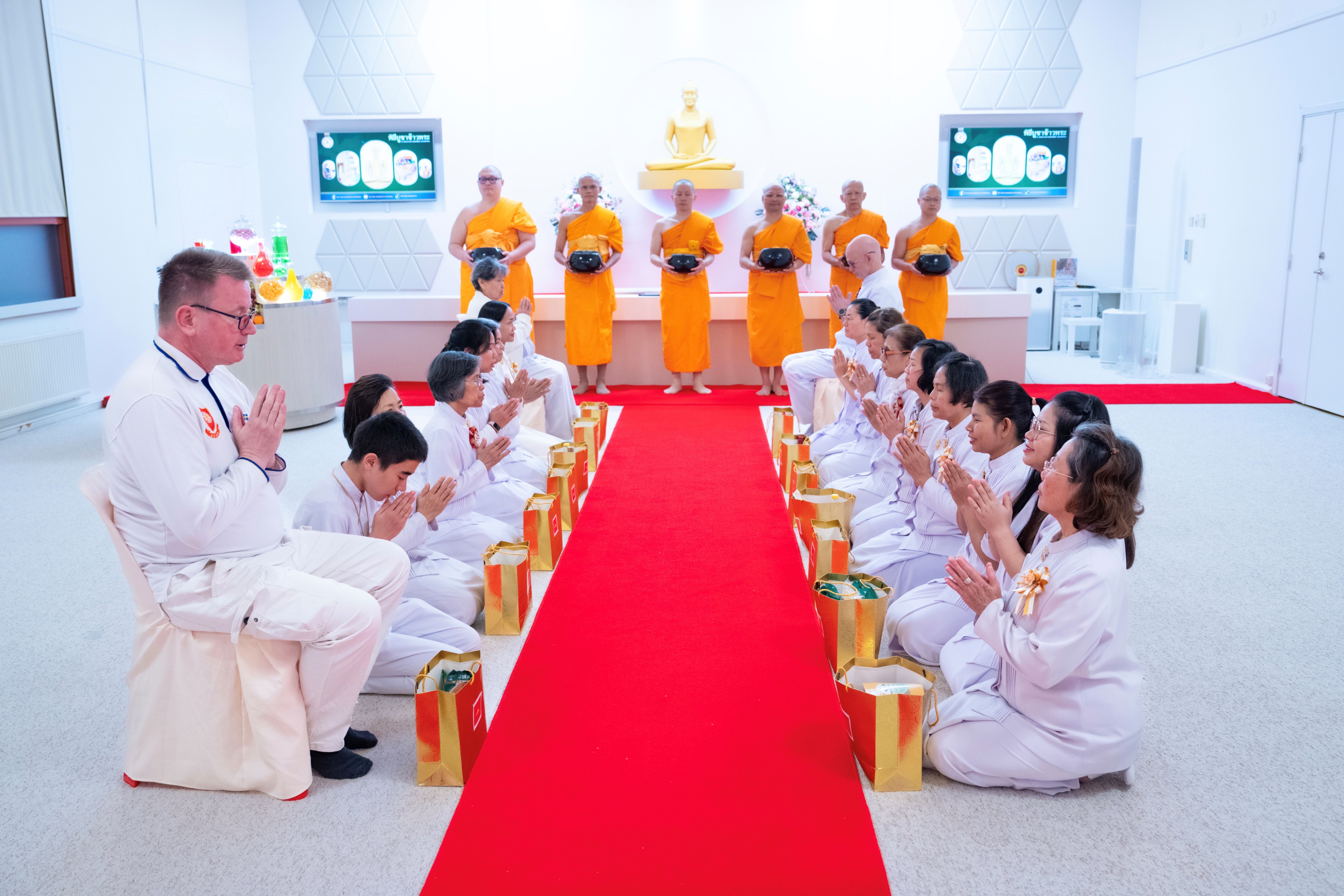 วัดพระธรรมกายสตอกโฮล์ม จัดงานบุญบูชาข้าวพระ