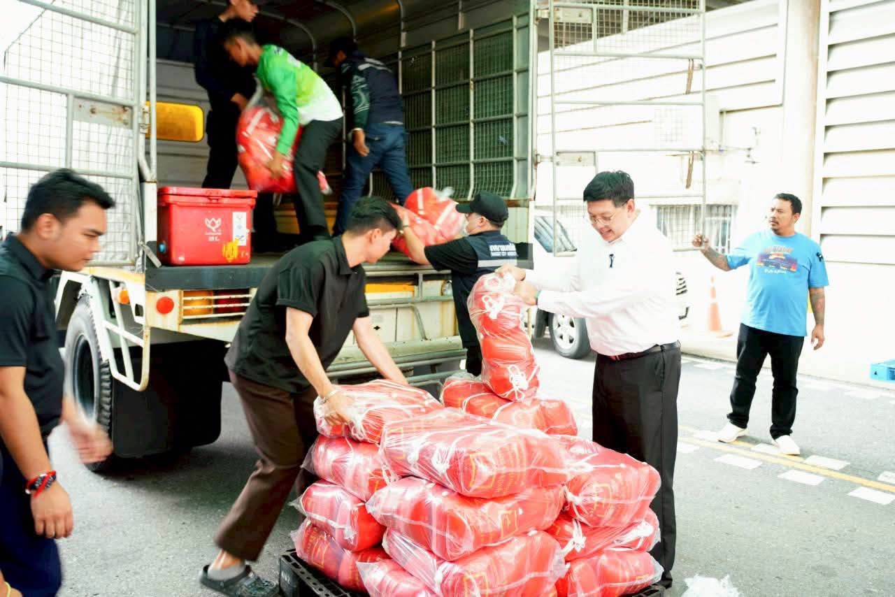 วัดพระธรรมกาย มอบถุงยังชีพช่วยเหลือครัวเรือนเปราะบางที่ประสบอุทกภัยในเขตเทศบาลนครรังสิต