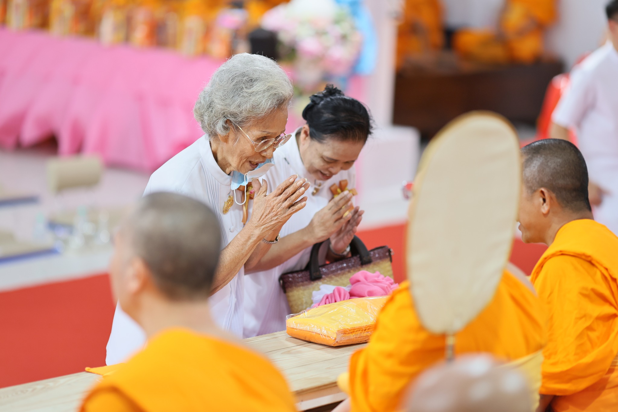 ศูนย์ปฏิบัติธรรมเบญจธรรม ปทุมธานี จัดพิธีทอดกฐินสามัคคี สร้างกุฏิสามเณร