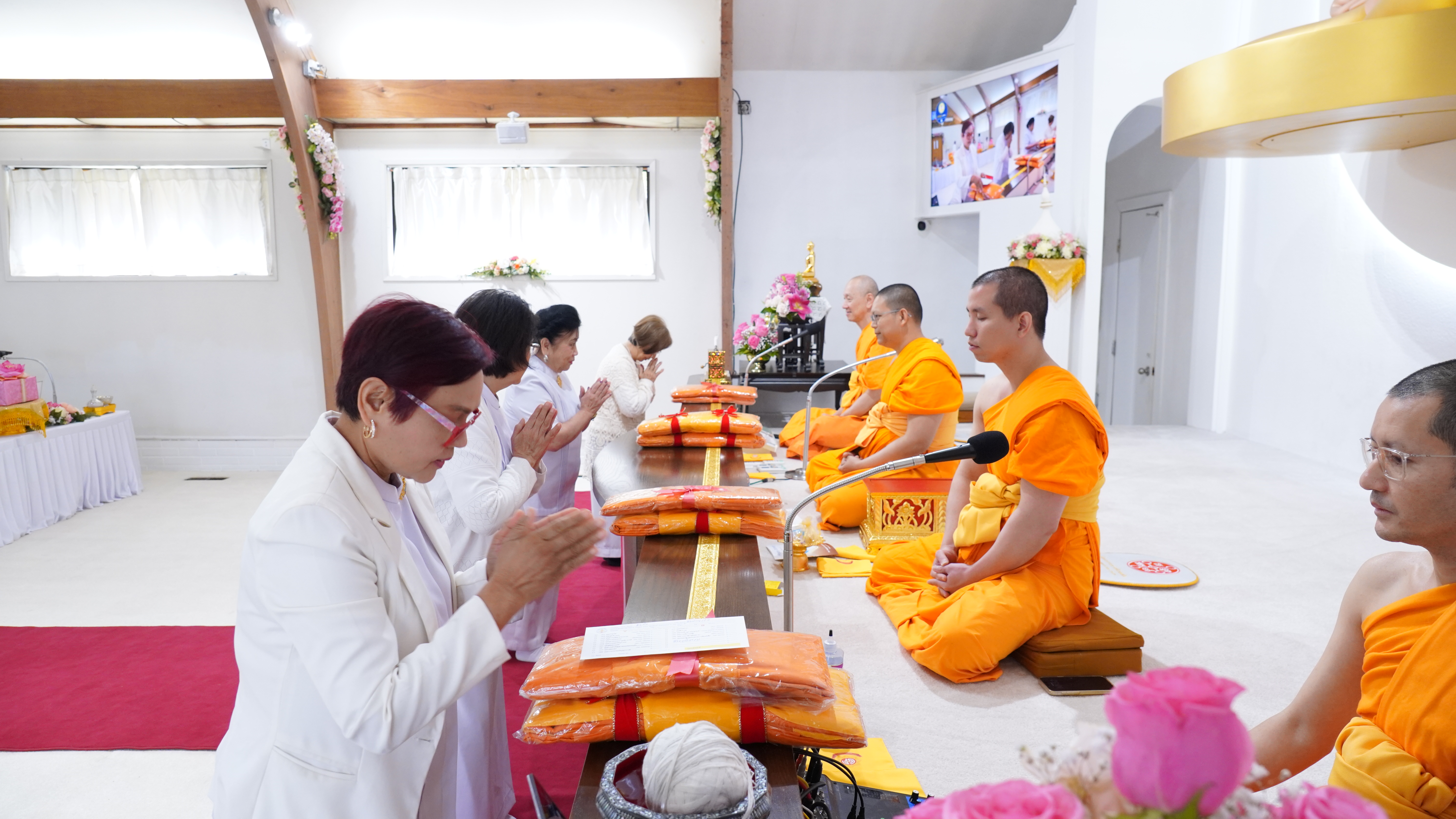 วัดพระธรรมกายซีแอตเติล จัดพิธีทอดผ้าป่าบำรุงวัด