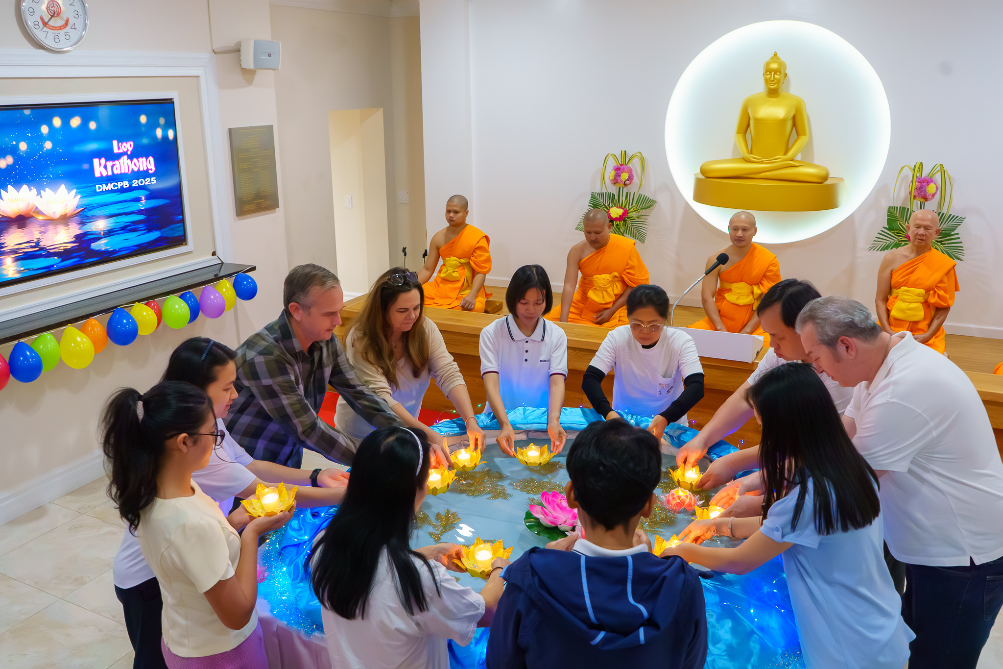 วัดพระธรรมกายปาล์มบีช จัดประเพณีลอยกระทง เทศกาลแห่งแสงสว่าง