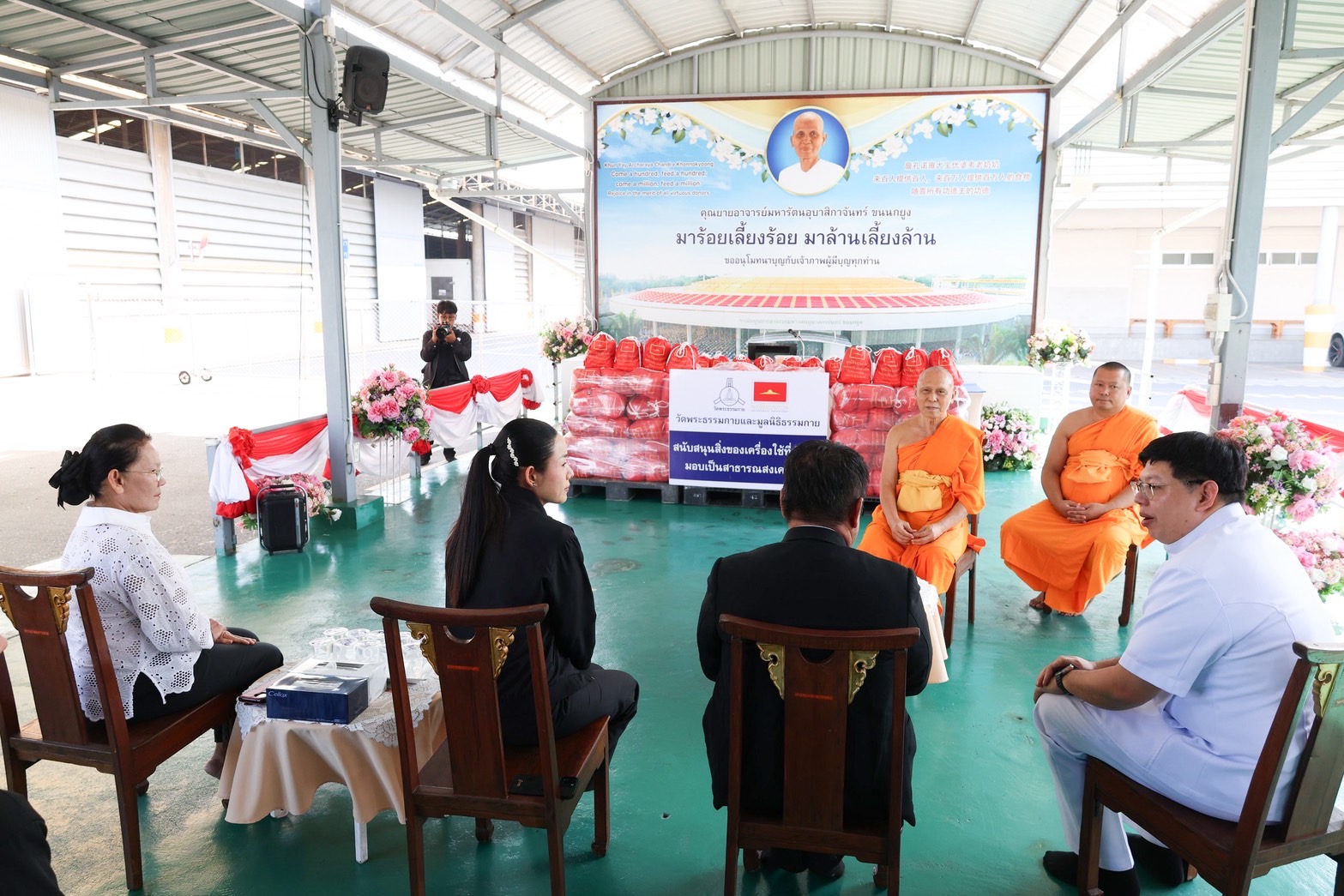 วัดพระธรรมกาย ร่วมกับ อ.คลองหลวง มอบถุงยังชีพช่วยเหลือประชาชนในพื้นที่ ตำบลคลองสาม