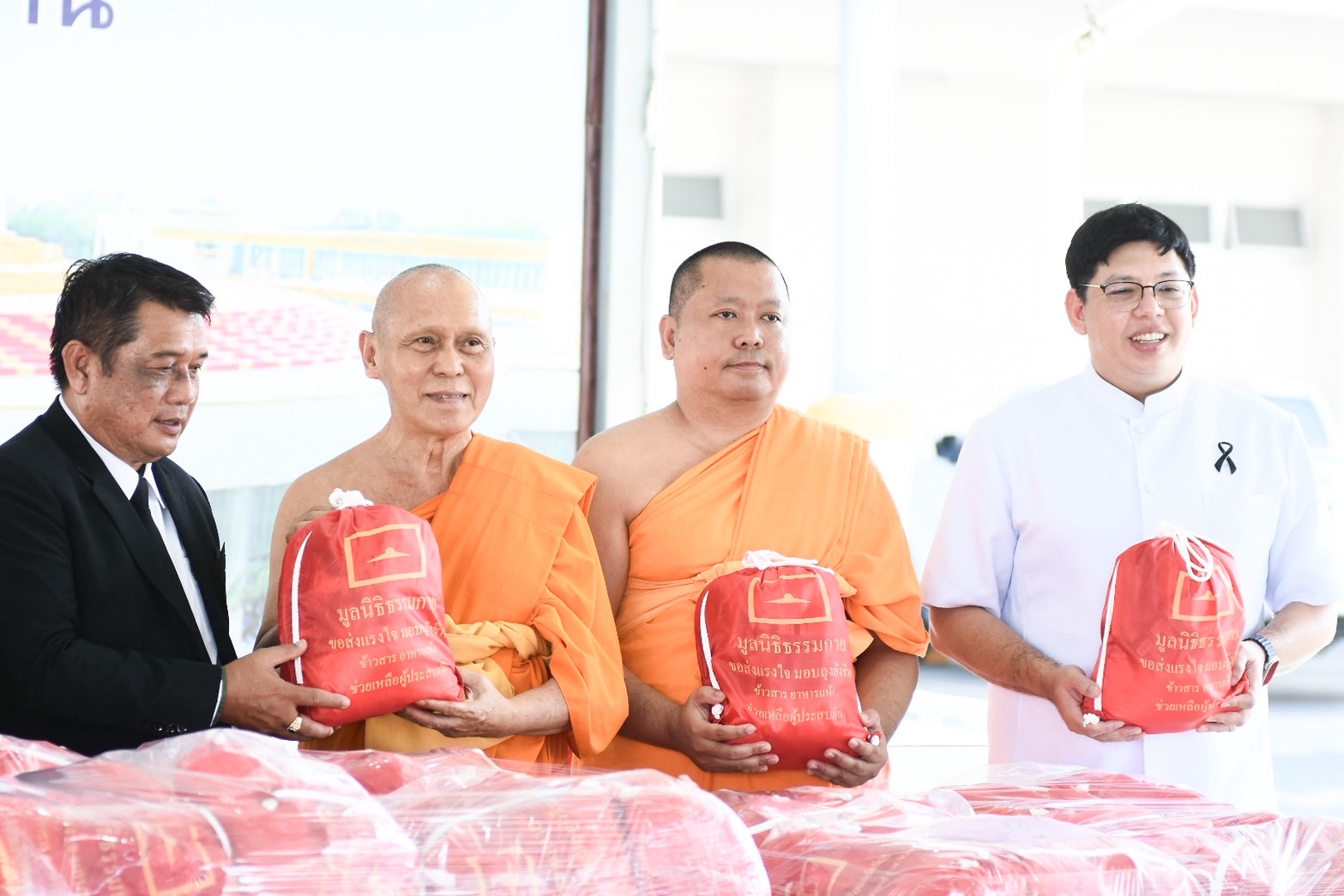 วัดพระธรรมกาย ร่วมกับ อ.คลองหลวง มอบถุงยังชีพช่วยเหลือประชาชนในพื้นที่ ตำบลคลองสาม