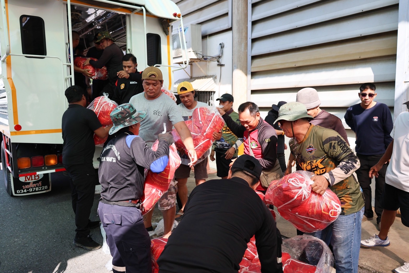 วัดพระธรรมกาย ร่วมกับ อ.คลองหลวง มอบถุงยังชีพช่วยเหลือประชาชนในพื้นที่ ตำบลคลองสาม