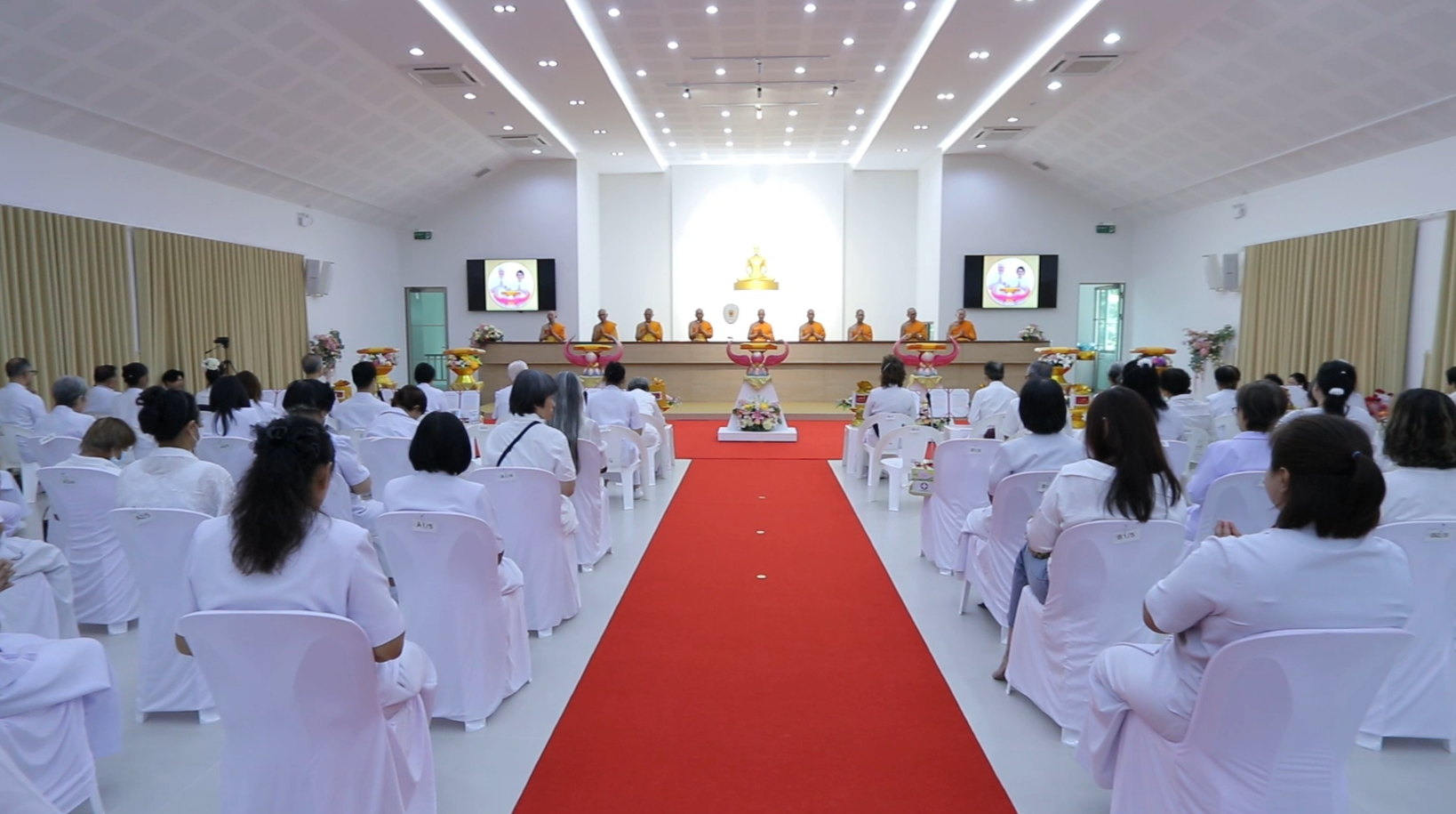 ศูนย์ปฏิบัติธรรมน้ำใสใจสว่าง จัดพิธีทอดผ้าป่าสถาปนาอาคารชุด