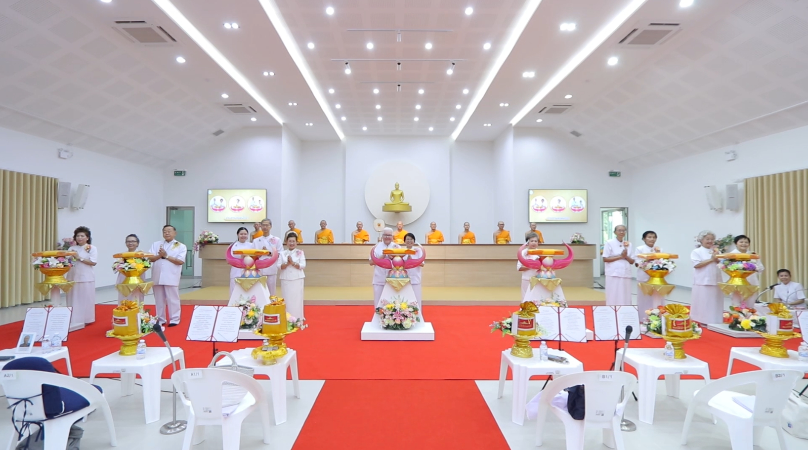 ศูนย์ปฏิบัติธรรมน้ำใสใจสว่าง จัดพิธีทอดผ้าป่าสถาปนาอาคารชุด