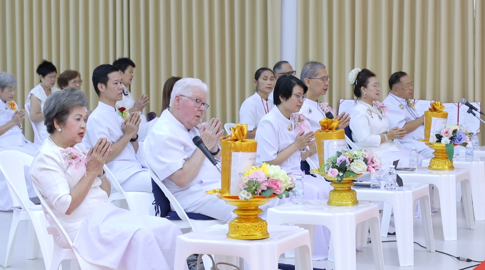 ศูนย์ปฏิบัติธรรมน้ำใสใจสว่าง จัดพิธีทอดผ้าป่าสถาปนาอาคารชุด
