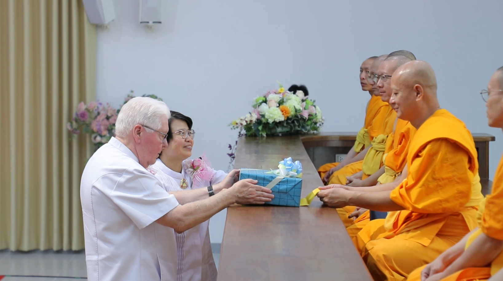 ศูนย์ปฏิบัติธรรมน้ำใสใจสว่าง จัดพิธีทอดผ้าป่าสถาปนาอาคารชุด