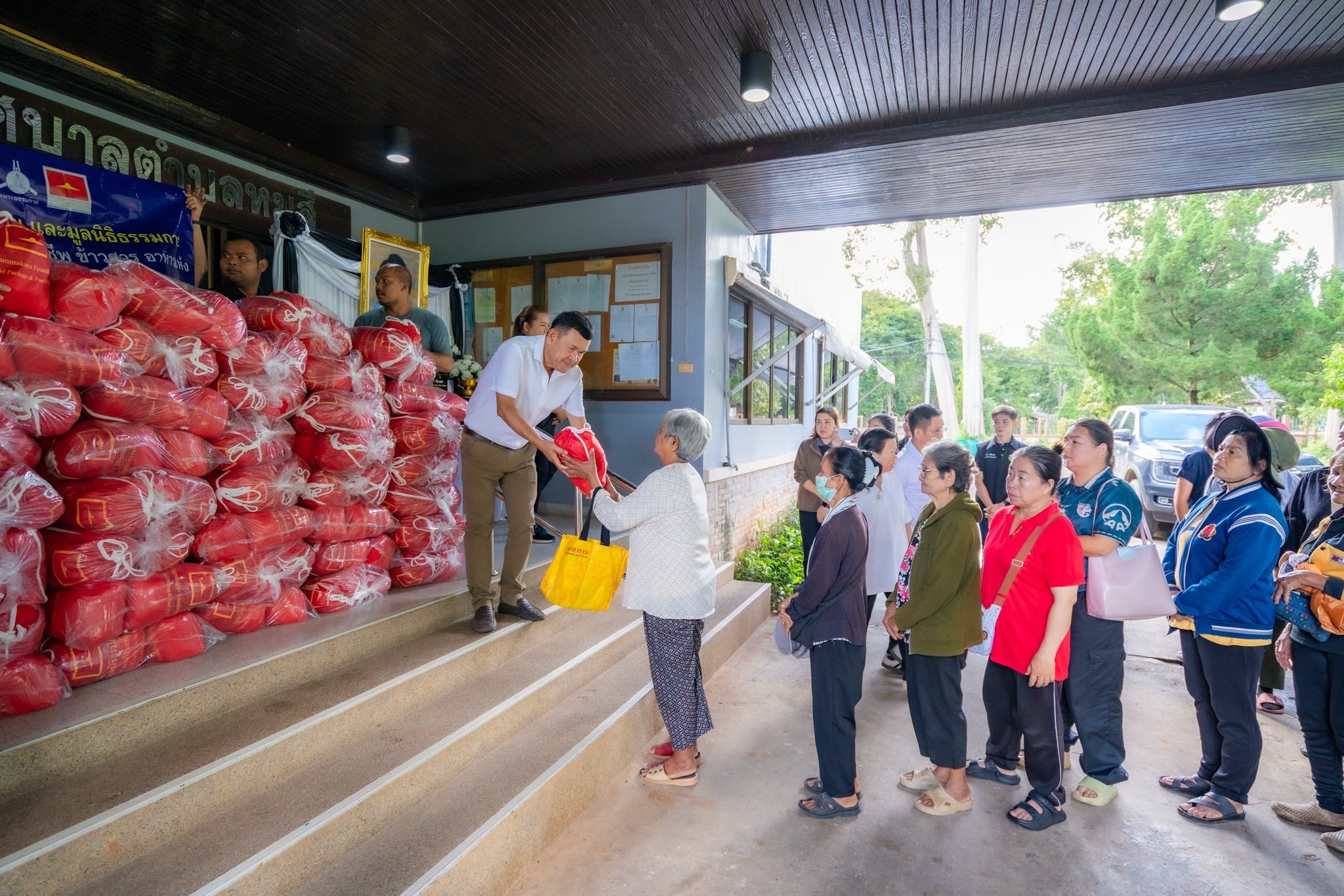 วัดพระธรรมกาย ร่วมกับศูนย์ส่งเสริมศีลธรรมจ.นครราชสีมา มอบถุงยังชีพ ช่วยเหลือผู้ประสบน้ำท่วม