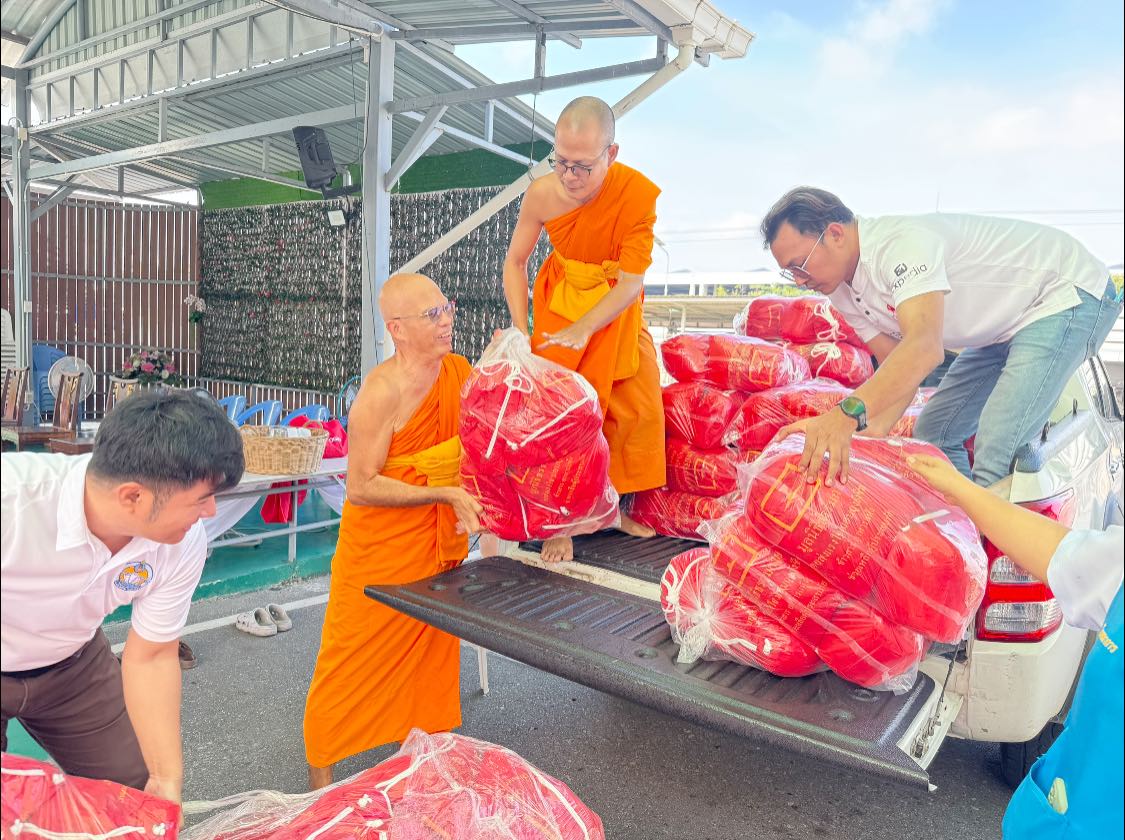 วัดพระธรรมกาย ส่งมอบถุงยังชีพช่วยเหลือผู้ประสบภัยน้ำท่วม จ.สุพรรณบุรี