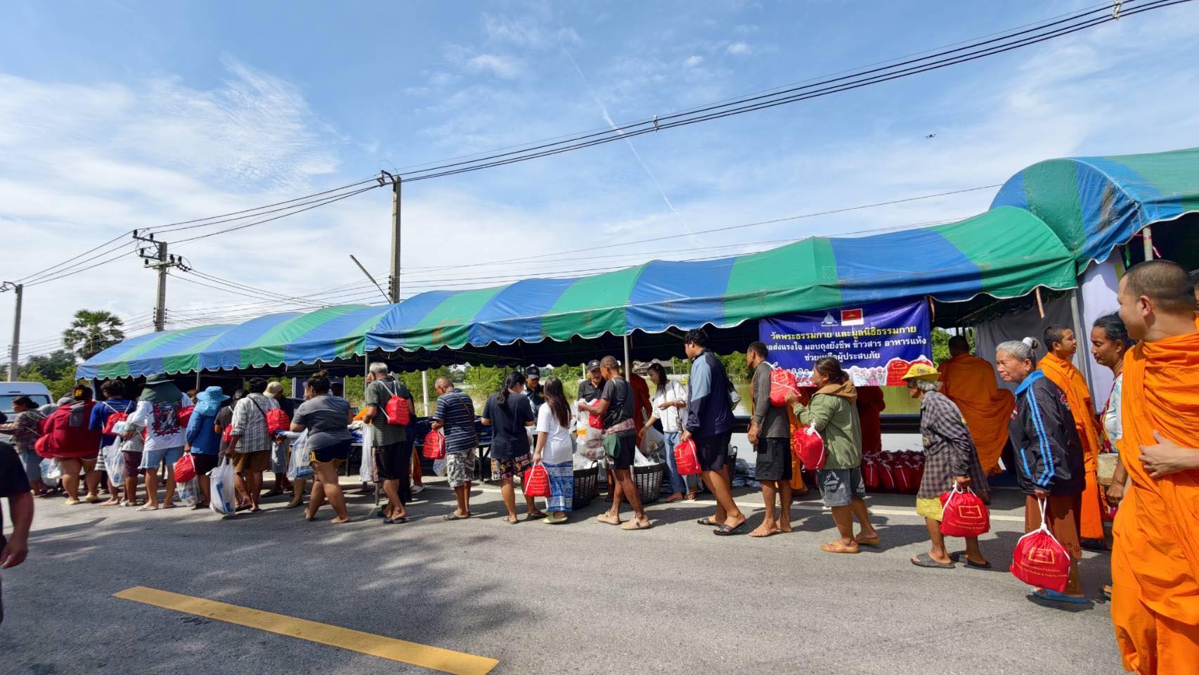 วัดพระธรรมกาย มูลนิธิธรรมกาย มอบถุงยังชีพ ช่วยผู้ประสบภัยน้ำท่วม จังหวัดอุทัยธานี