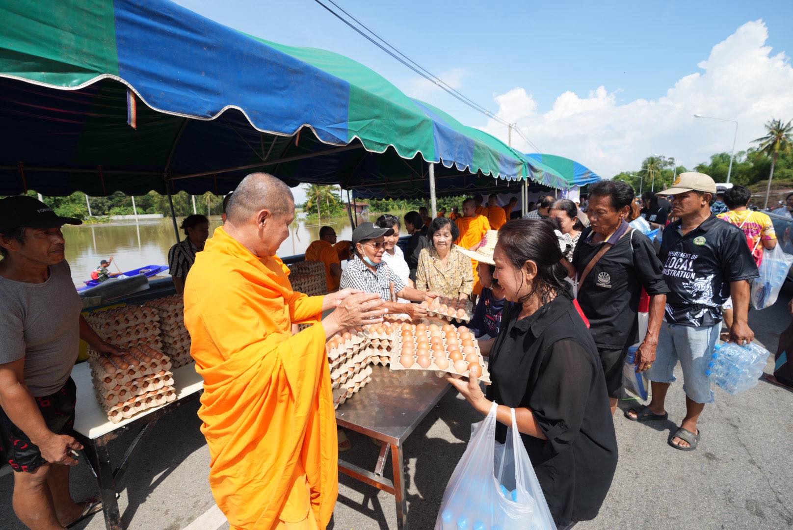 วัดพระธรรมกาย มูลนิธิธรรมกาย มอบถุงยังชีพ ช่วยผู้ประสบภัยน้ำท่วม จังหวัดอุทัยธานี