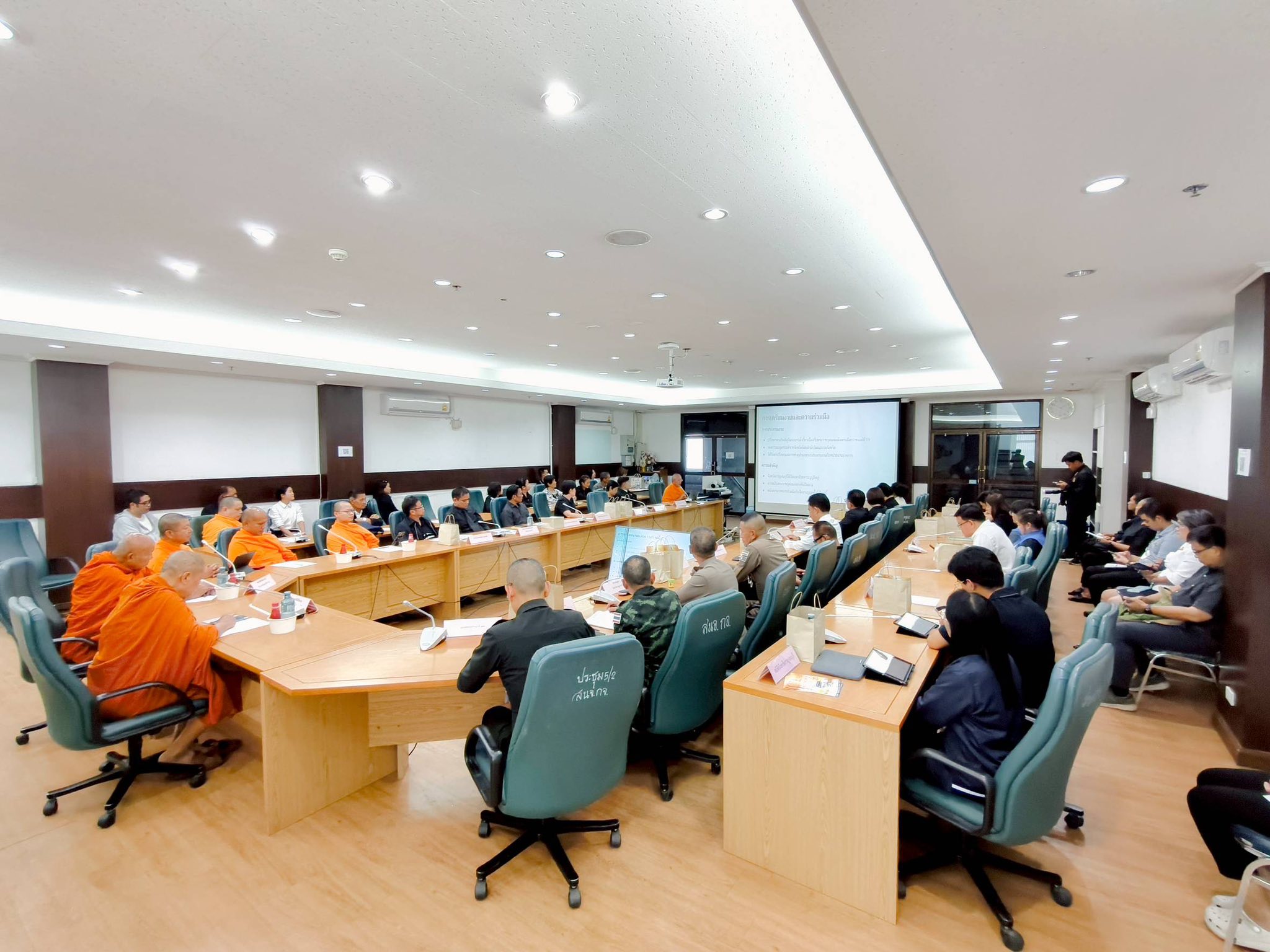 จังหวัดกาญจนบุรี จัดประชุมเตรียมความพร้อมงานตักบาตรพระ 10,000 รูป ประจำปี 2568