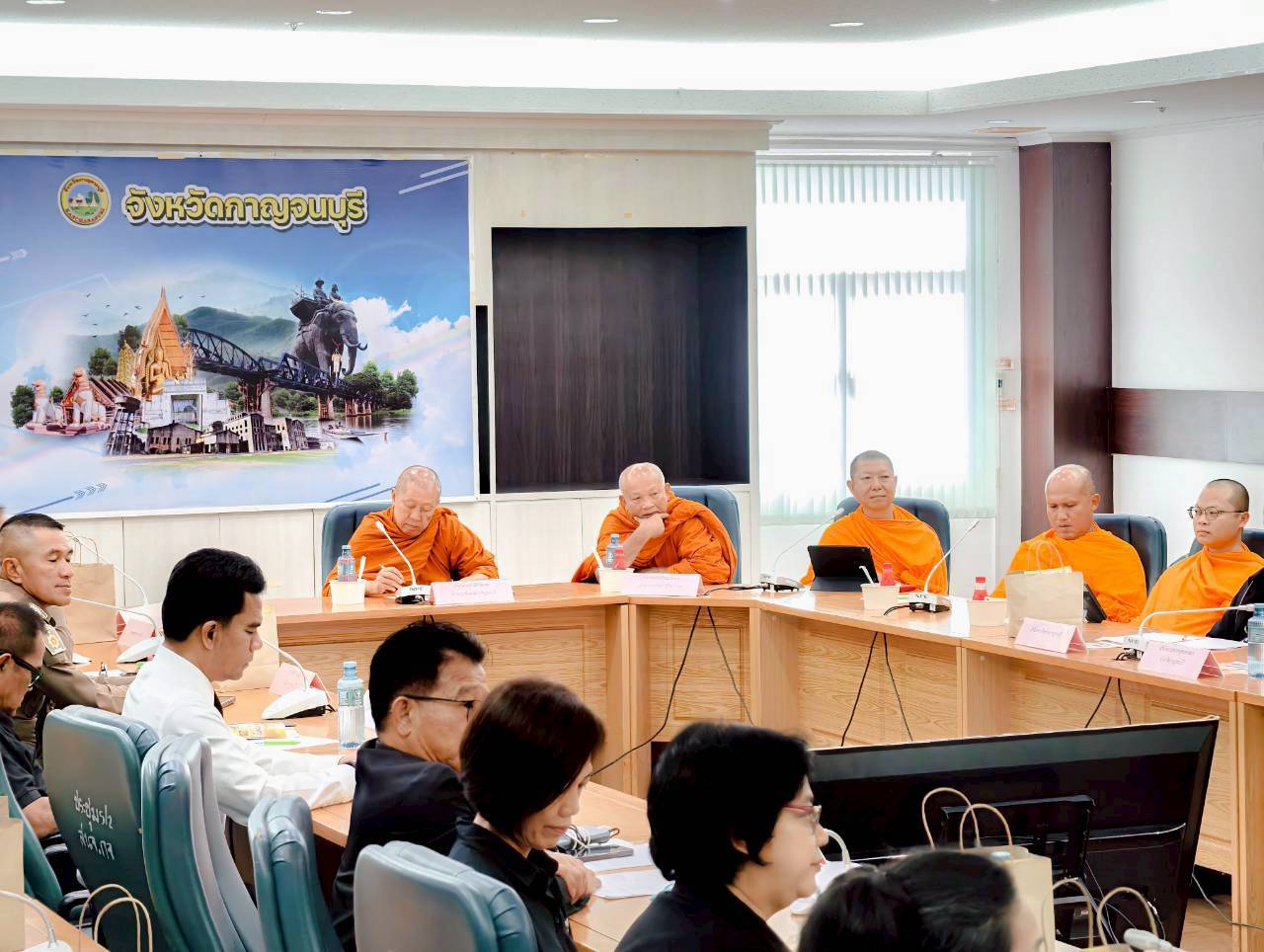 จังหวัดกาญจนบุรี จัดประชุมเตรียมความพร้อมงานตักบาตรพระ 10,000 รูป ประจำปี 2568