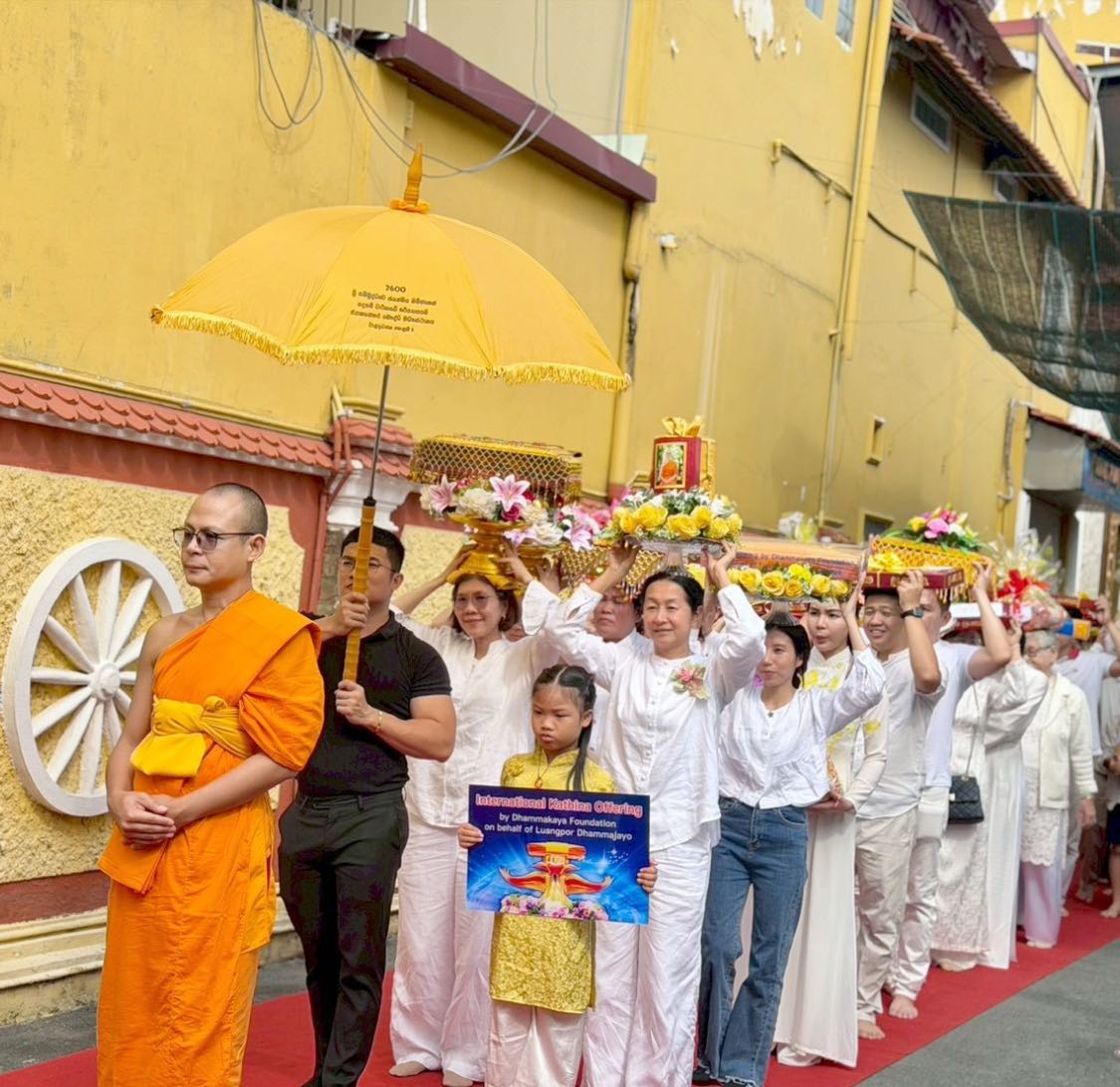 ผู้ช่วยเจ้าอาวาสวัดพระธรรมกาย ถวายปัจจัยสมทบกฐินแด่รองประธานพุทธสมาคมเวียดนาม