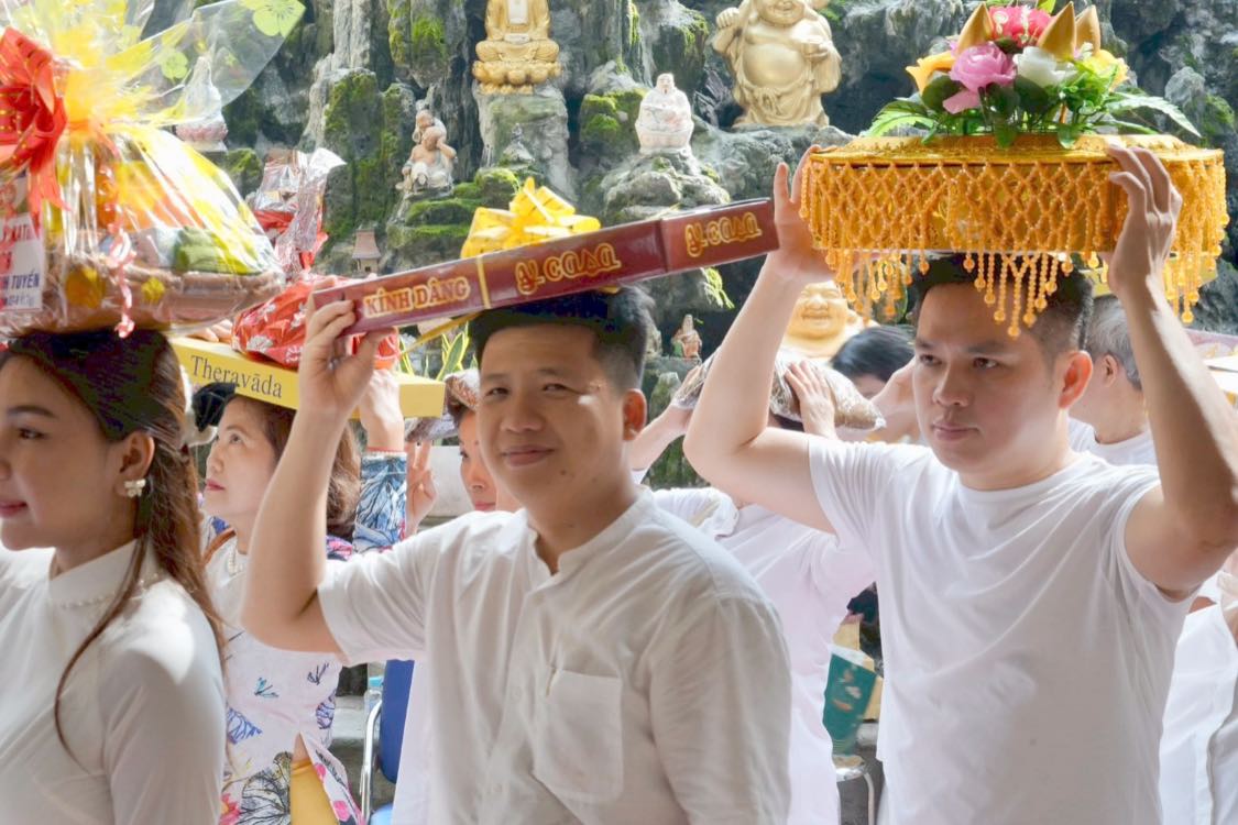 ผู้ช่วยเจ้าอาวาสวัดพระธรรมกาย ถวายปัจจัยสมทบกฐินแด่รองประธานพุทธสมาคมเวียดนาม