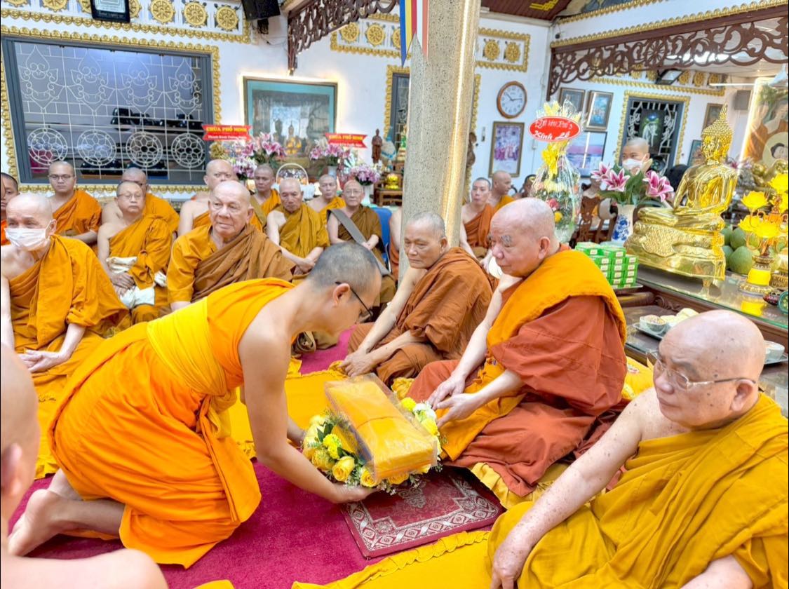 ผู้ช่วยเจ้าอาวาสวัดพระธรรมกาย ถวายปัจจัยสมทบกฐินแด่รองประธานพุทธสมาคมเวียดนาม