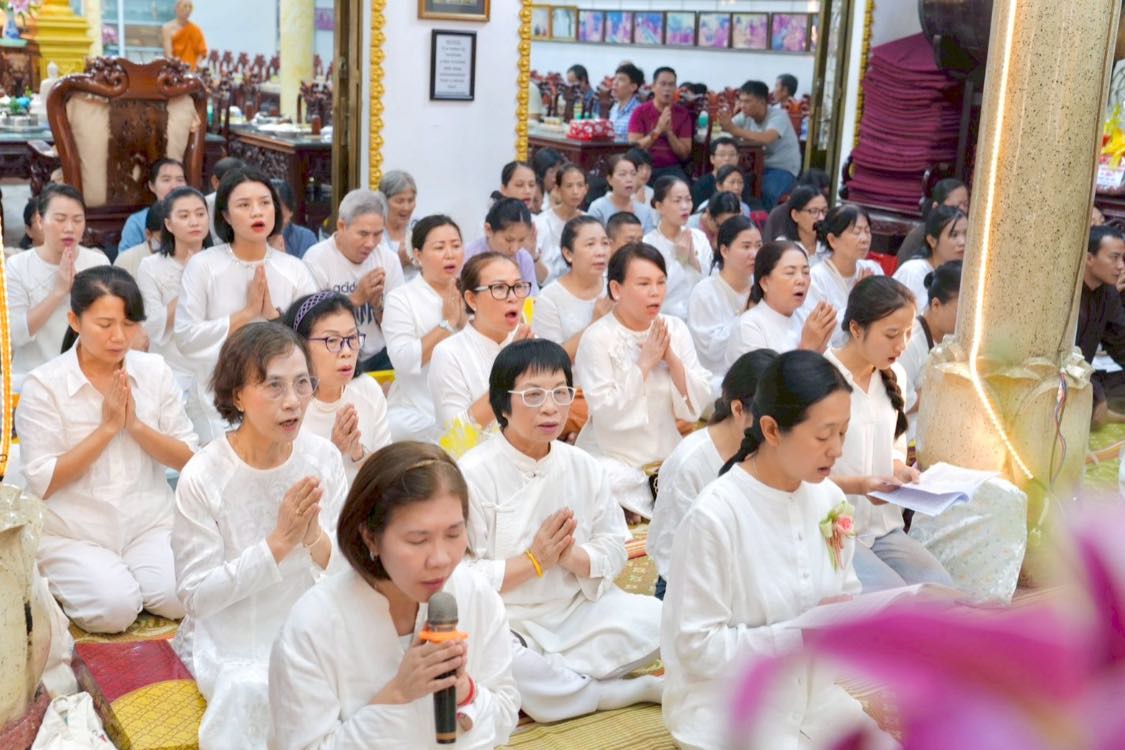 ผู้ช่วยเจ้าอาวาสวัดพระธรรมกาย ถวายปัจจัยสมทบกฐินแด่รองประธานพุทธสมาคมเวียดนาม