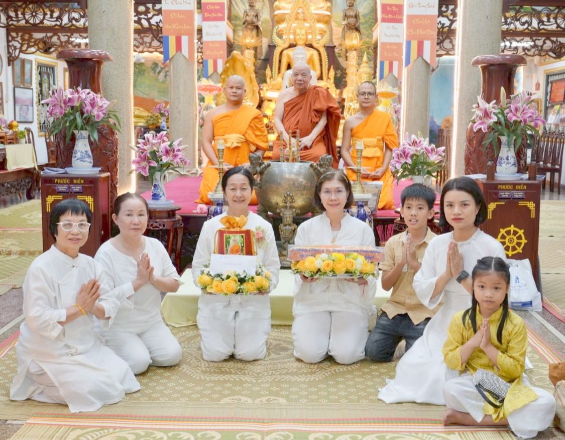 ผู้ช่วยเจ้าอาวาสวัดพระธรรมกาย ถวายปัจจัยสมทบกฐินแด่รองประธานพุทธสมาคมเวียดนาม